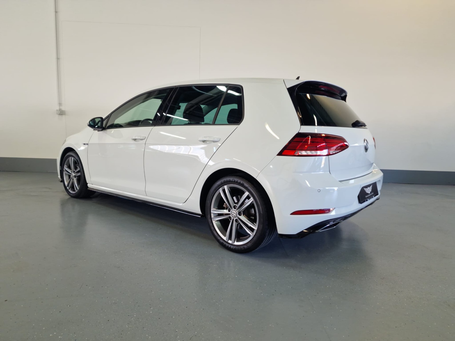 VW Golf 1.5 TSI EVO Highline R-Line-image-12