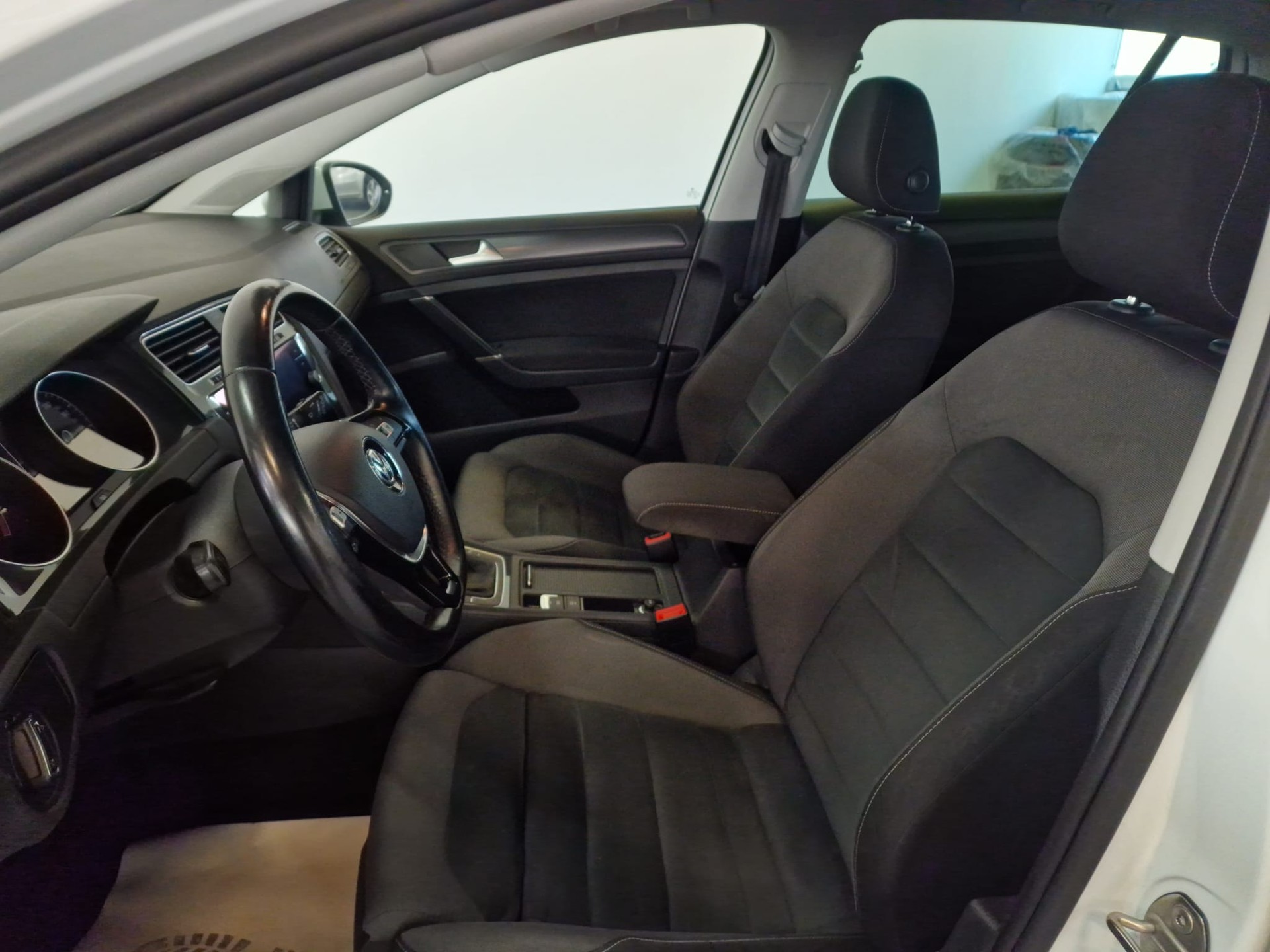VW Golf 1.5 TSI EVO Highline R-Line-image-17