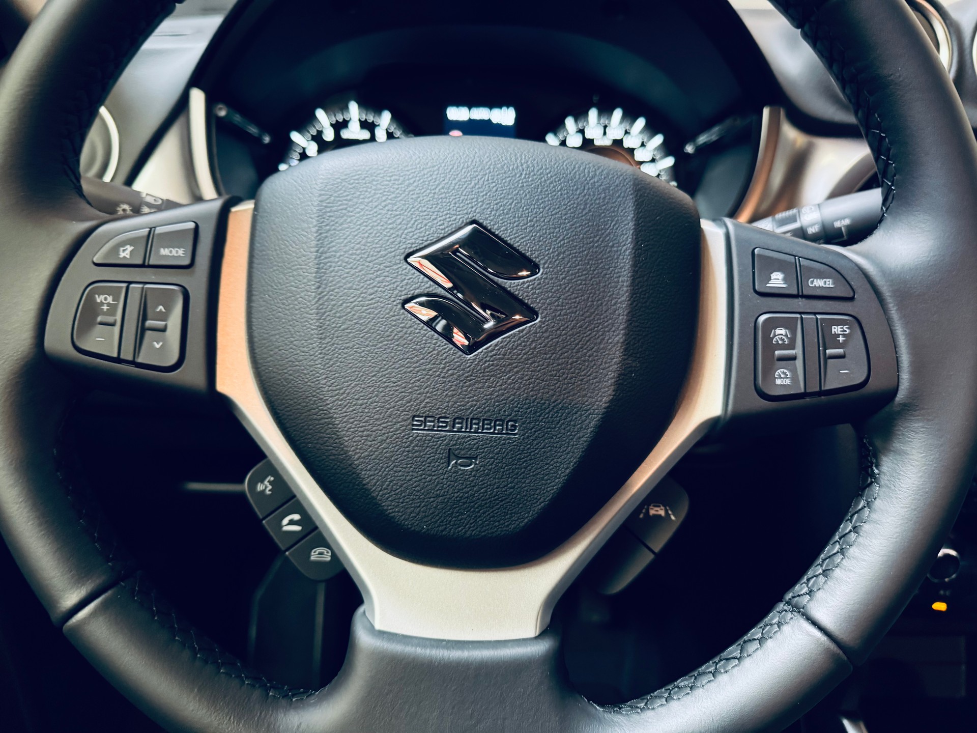 SUZUKI Vitara 1.4 Boosterjet Compact + 4x4 Hybrid-image-17