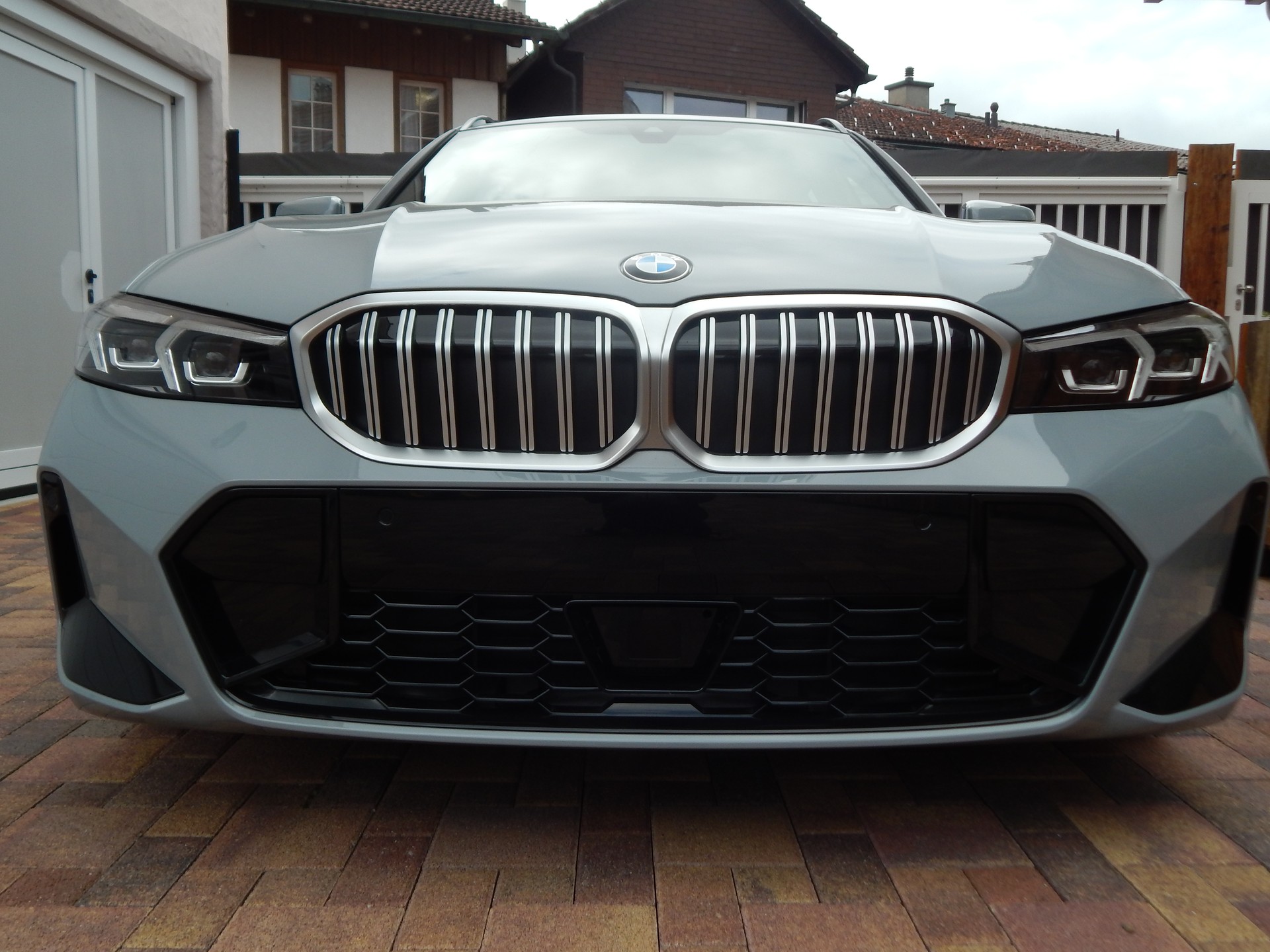 BMW Neuwagenzustand/330i Touring/TwinPower Turbo/Steptr./M Sport-showroom-element-2