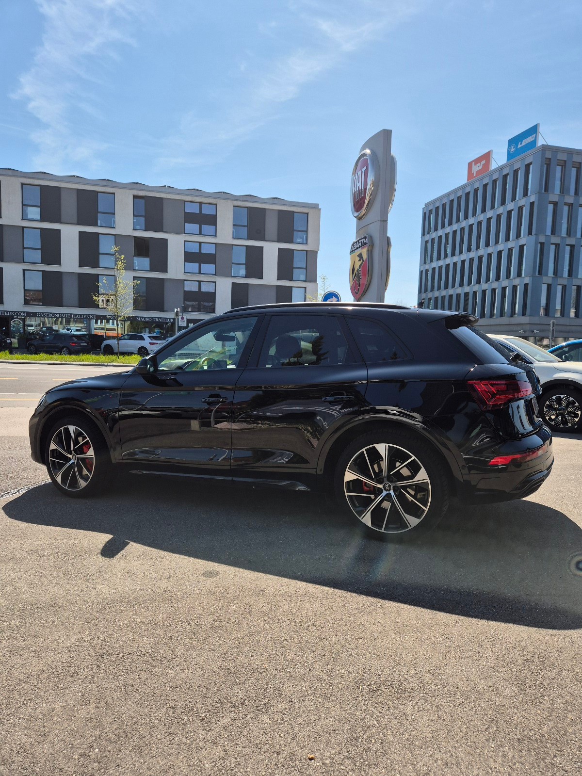AUDI Q5 45 TFSI Black Edition quattro S-tronic-image-4
