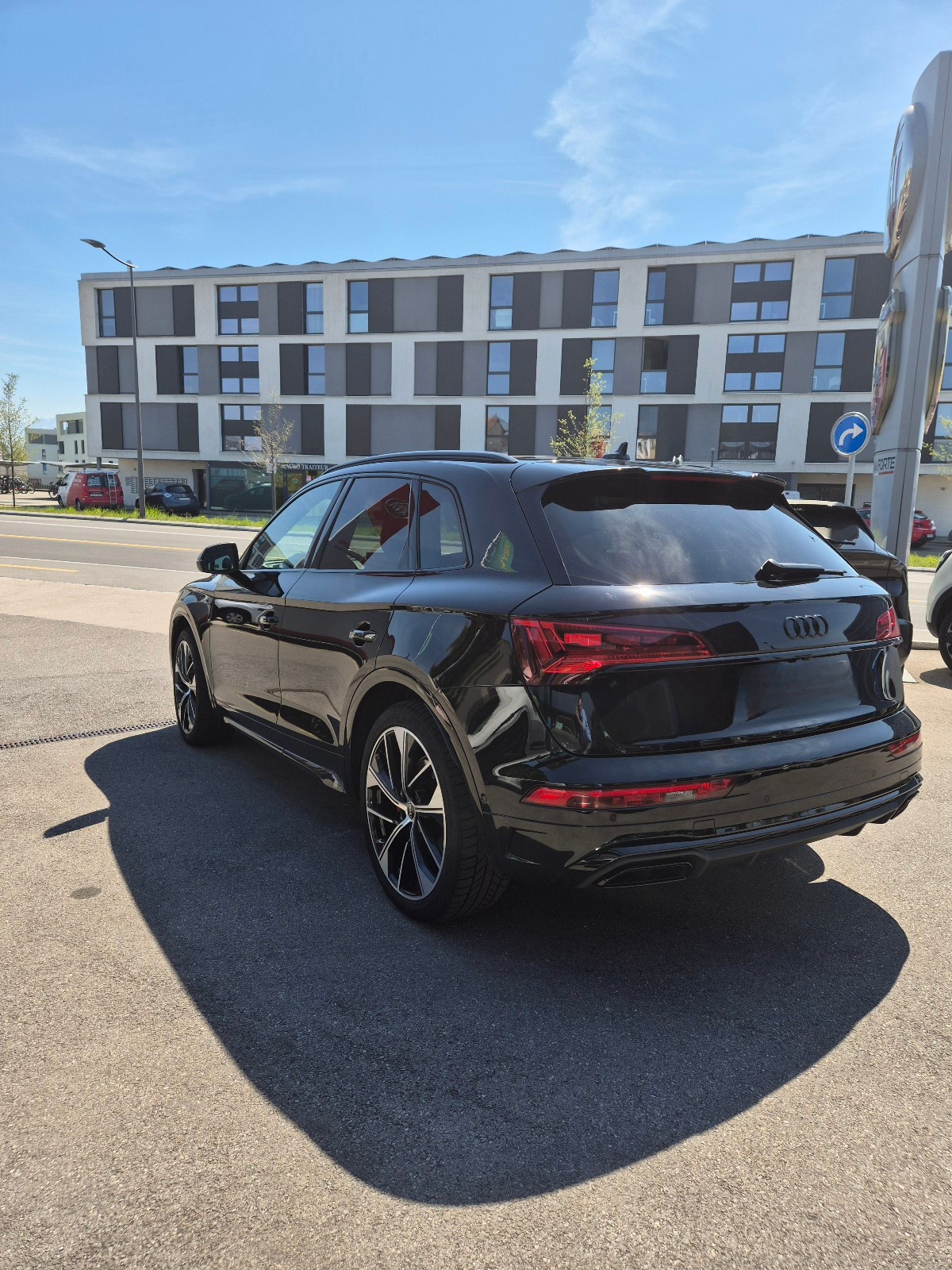 AUDI Q5 45 TFSI Black Edition quattro S-tronic-image-3