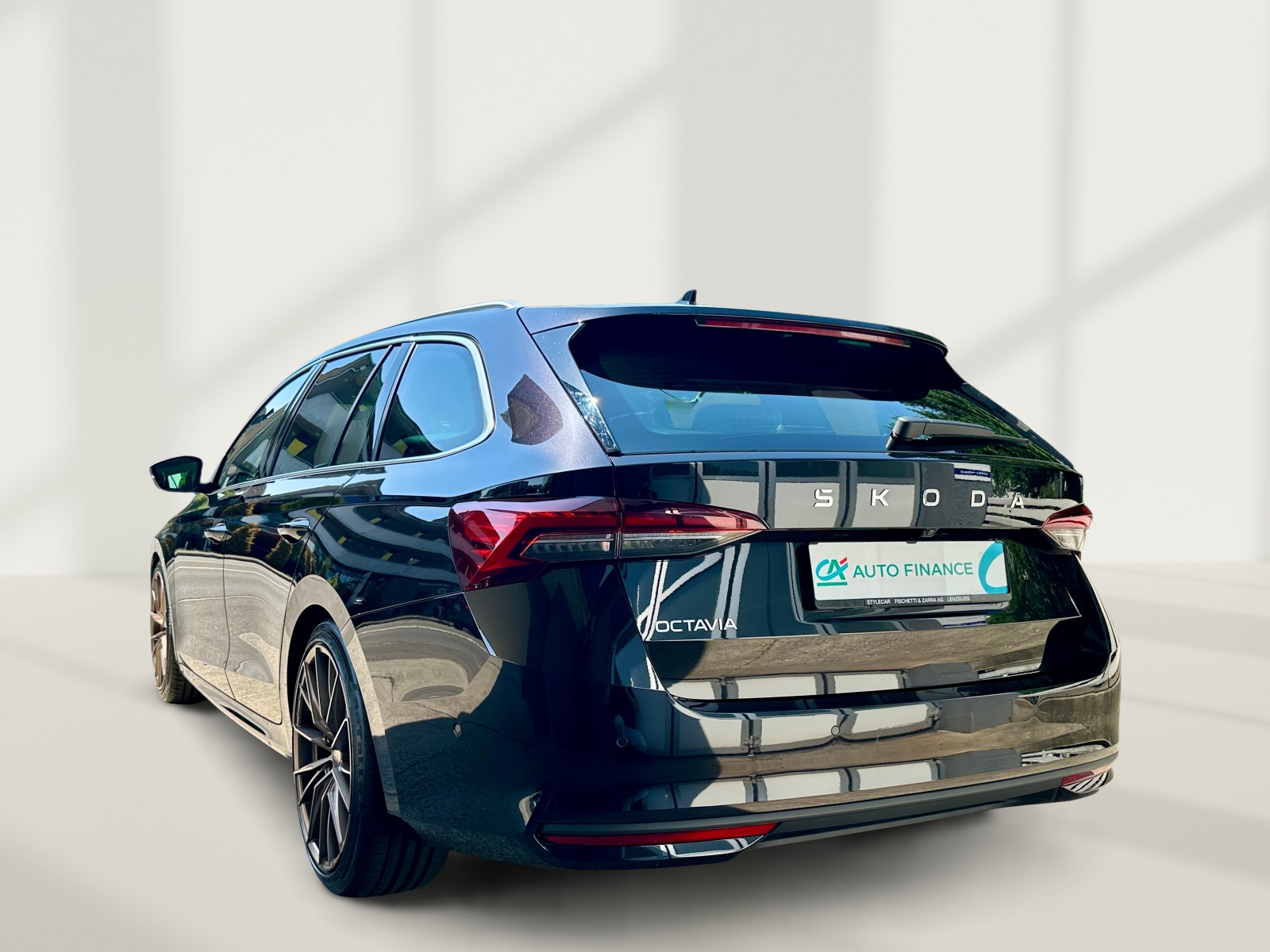 SKODA Octavia Combi 2.0 TDI DSG Selection-image-4