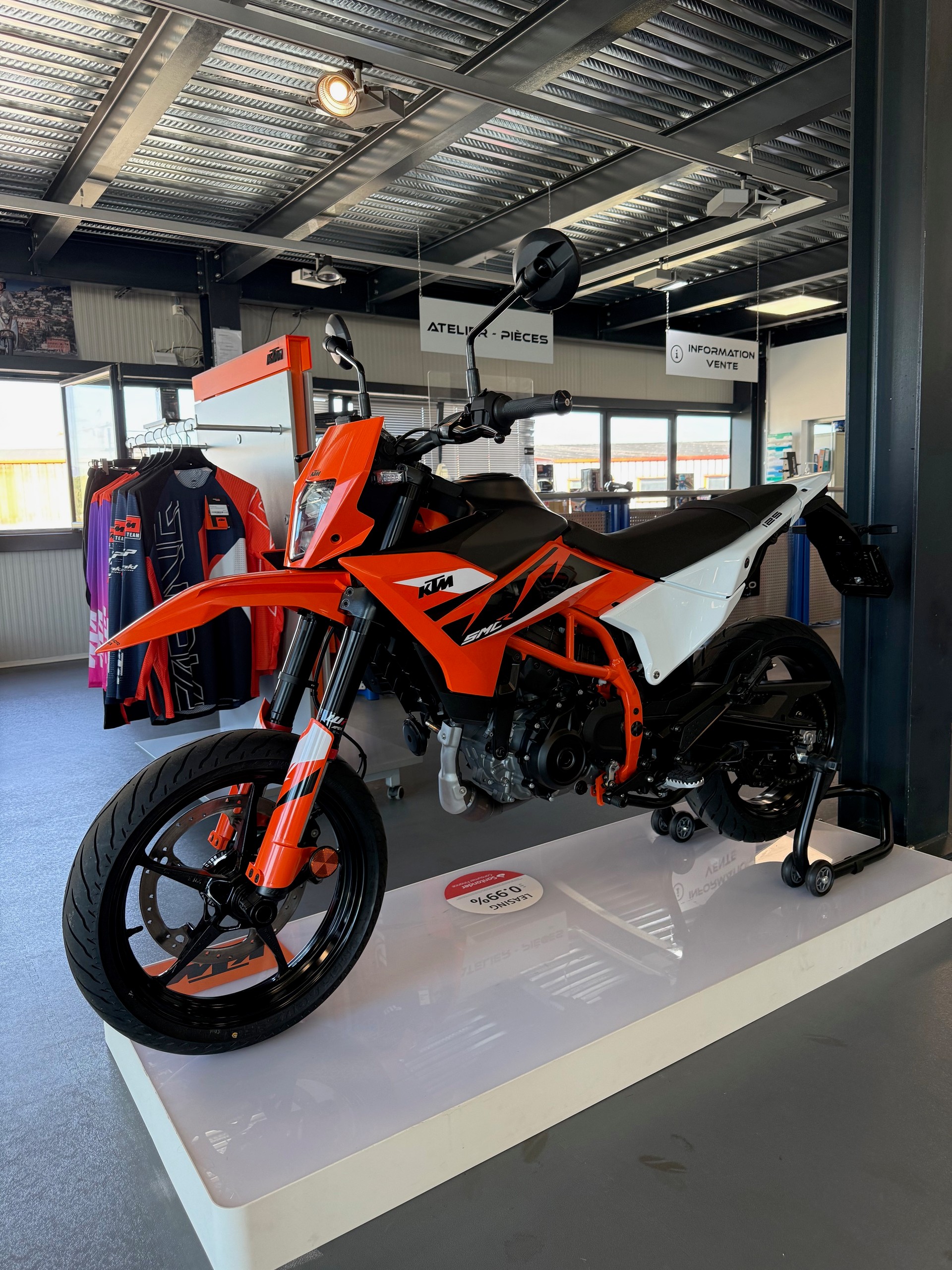 KTM 125 SMC R-showroom-element-1