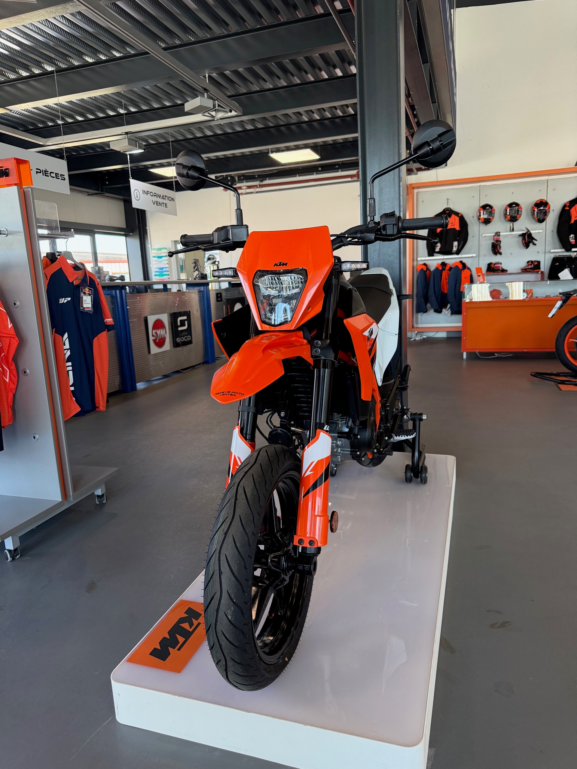 KTM 125 SMC R-showroom-element-2