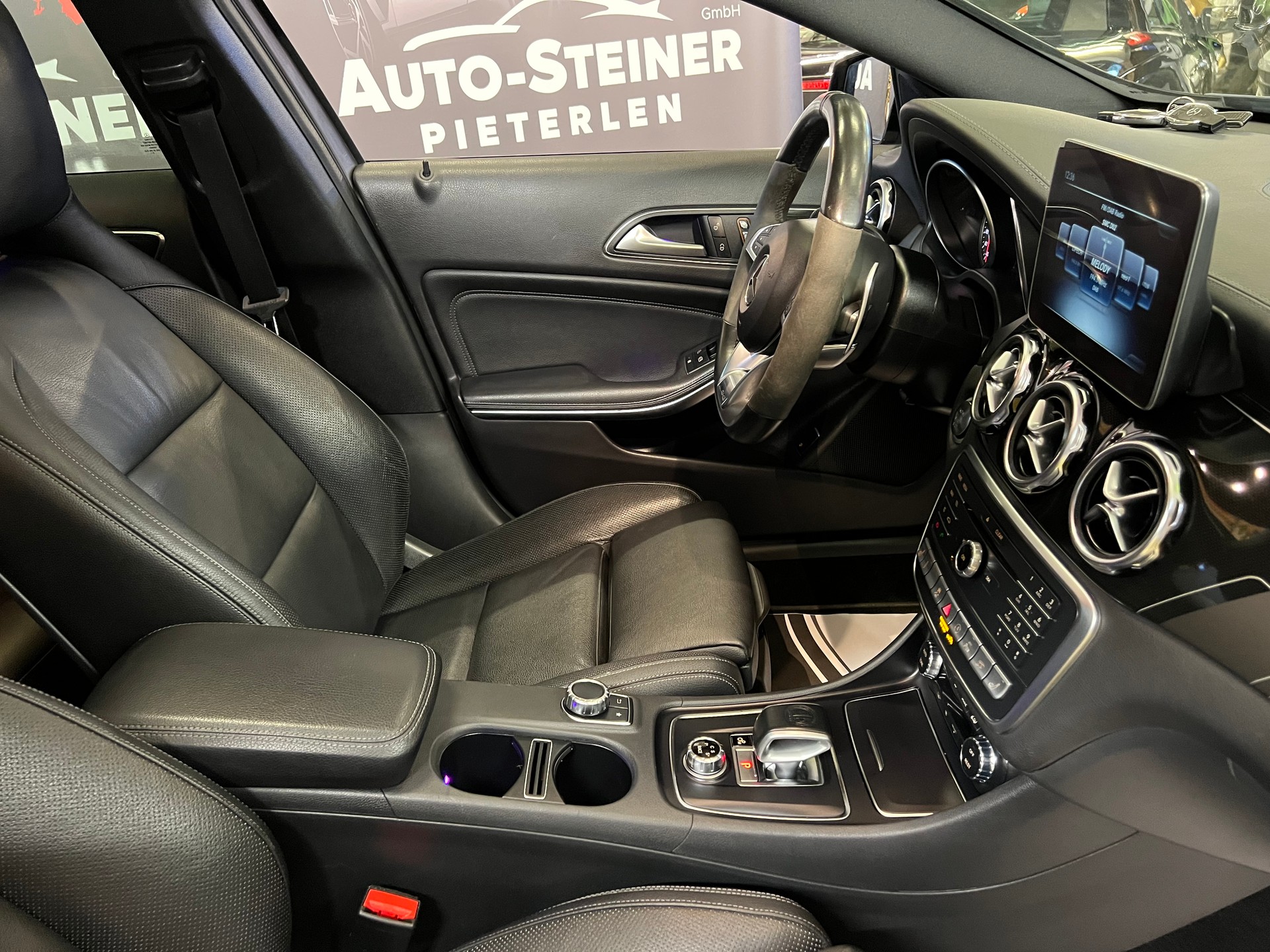 MERCEDES-BENZ "GLA 45 AMG" 4MATIC 7G-DCT. CH AUTO MB AUSLIEFERUNG. SAUBER UND GEPFLEGT. AB MFK !!-image-12