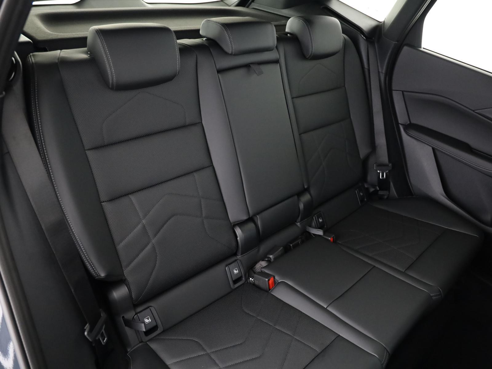 BMW 220i Active Tourer M Sport-image-13