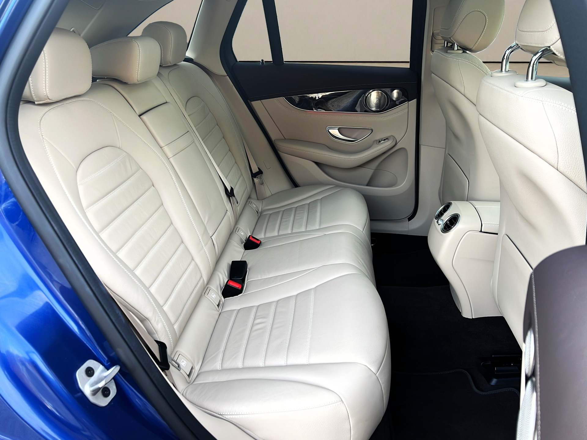 MERCEDES-BENZ GLC 300 e AMG Line 4Matic 9G-Tronic-image-14