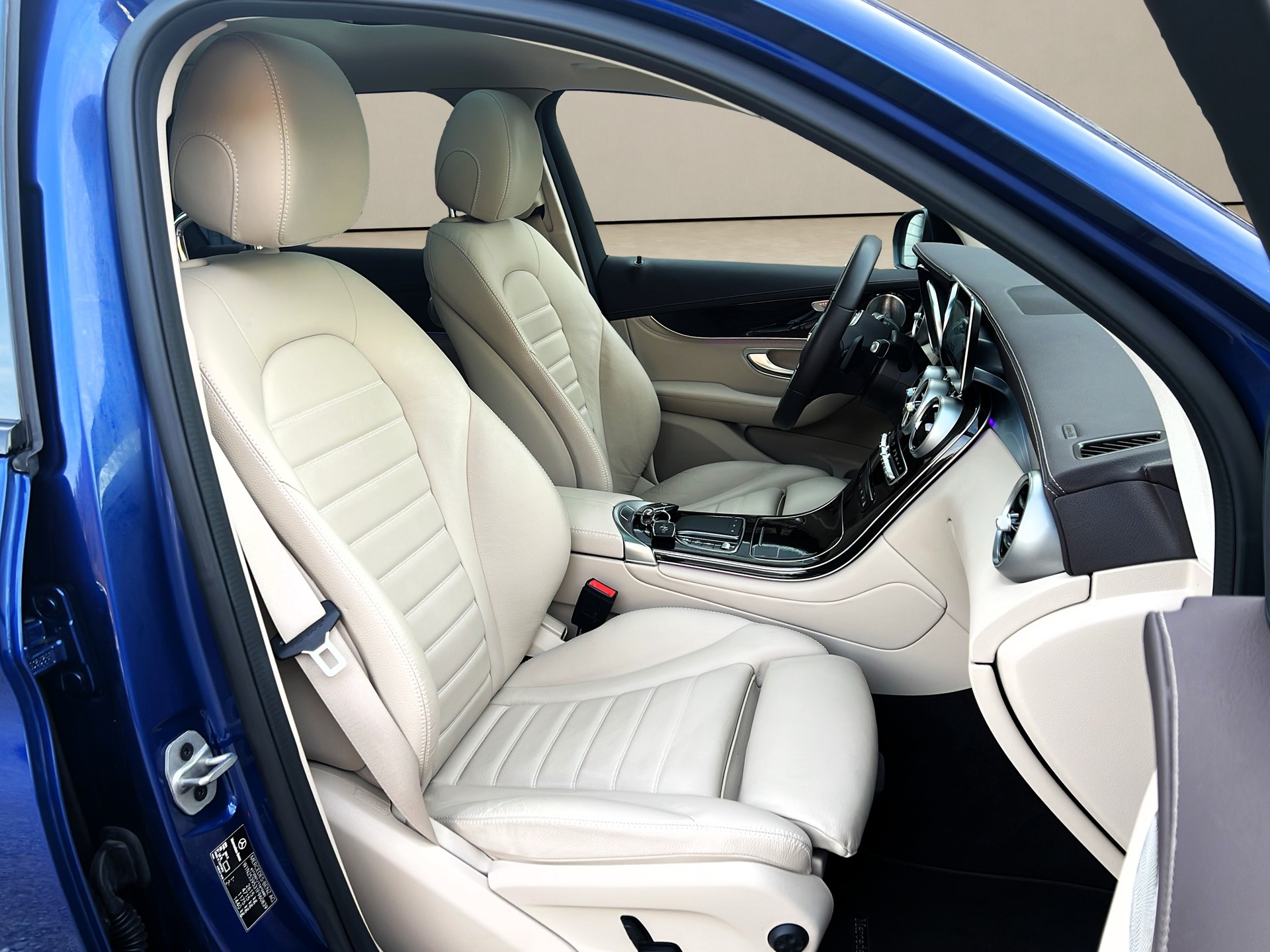MERCEDES-BENZ GLC 300 e AMG Line 4Matic 9G-Tronic-image-9
