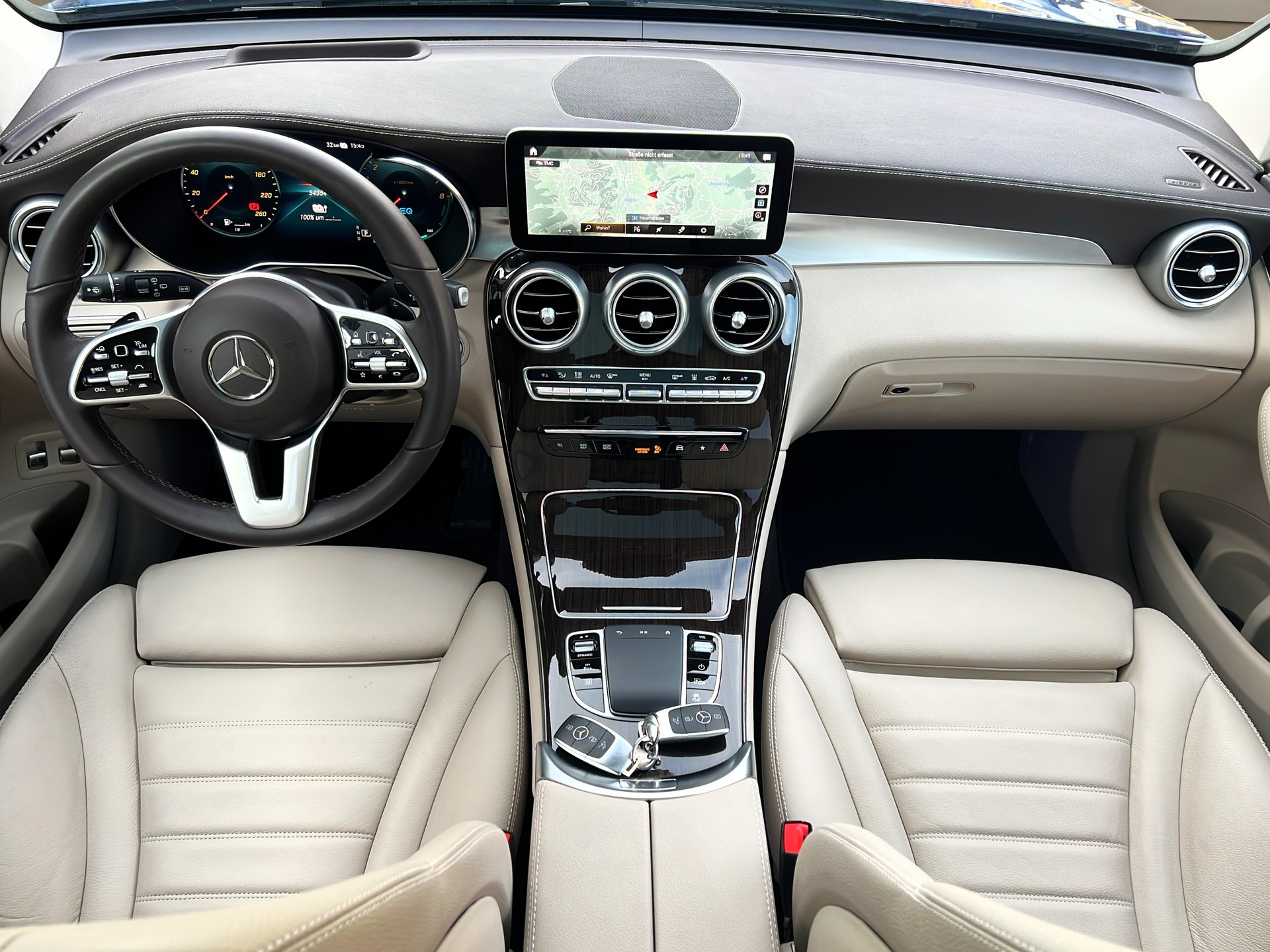 MERCEDES-BENZ GLC 300 e AMG Line 4Matic 9G-Tronic-image-7
