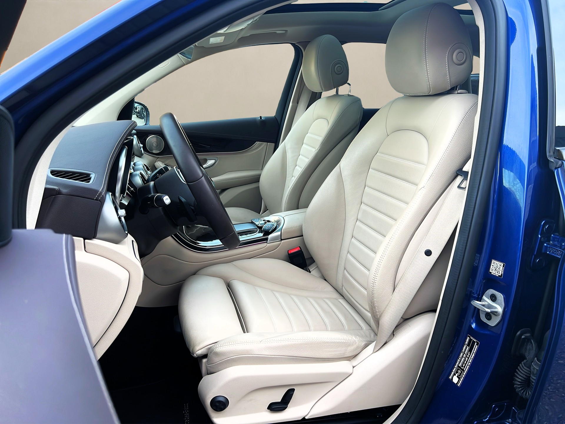 MERCEDES-BENZ GLC 300 e AMG Line 4Matic 9G-Tronic-image-8