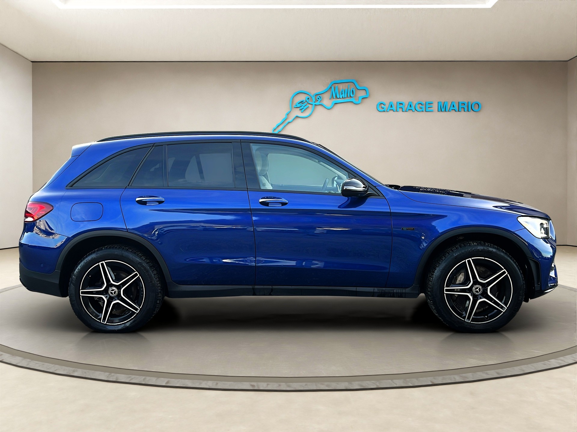 MERCEDES-BENZ GLC 300 e AMG Line 4Matic 9G-Tronic-image-3