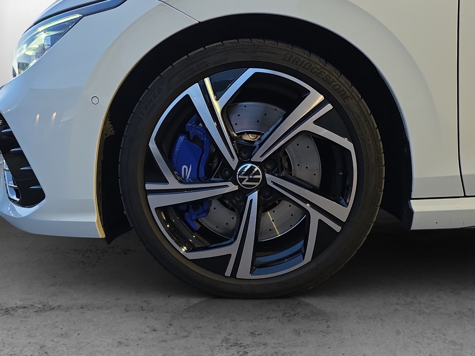 VW Golf Variant 2.0 TSI R DSG 4Motion-image-12
