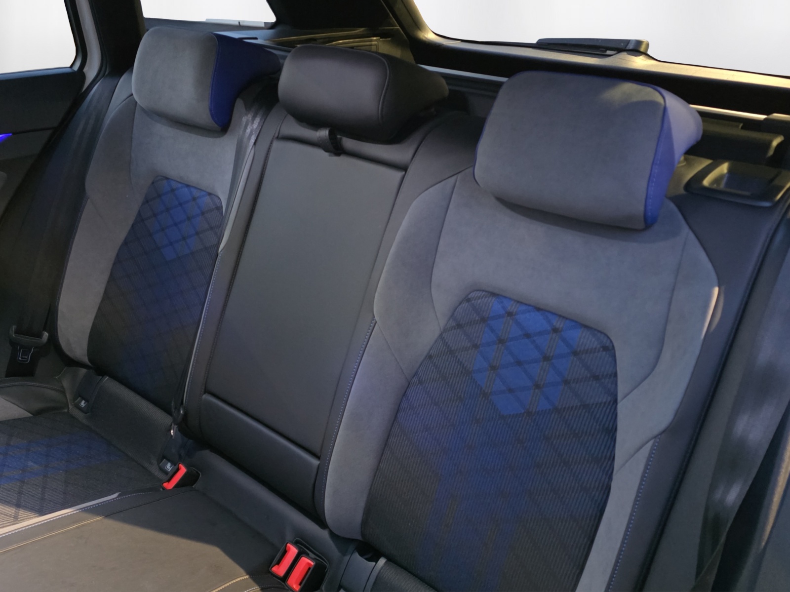 VW Golf Variant 2.0 TSI R DSG 4Motion-image-10