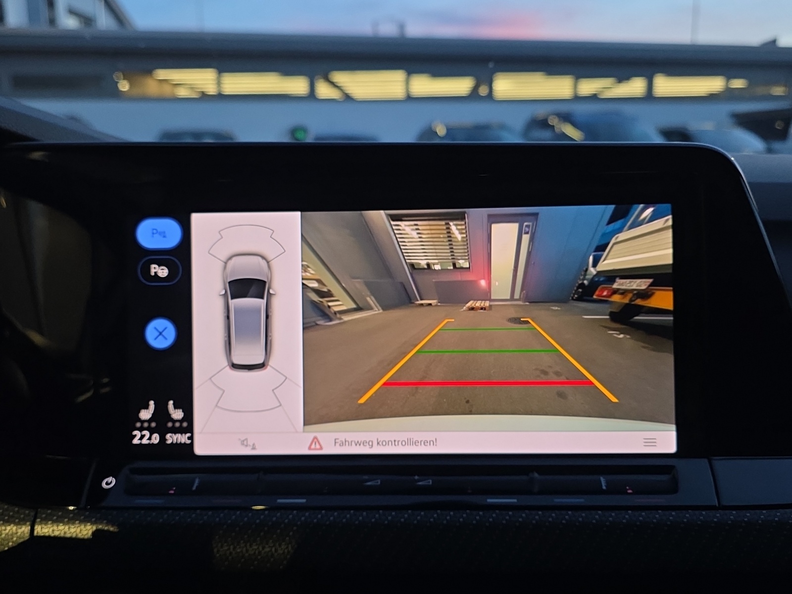 VW Golf Variant 2.0 TSI R DSG 4Motion-image-14