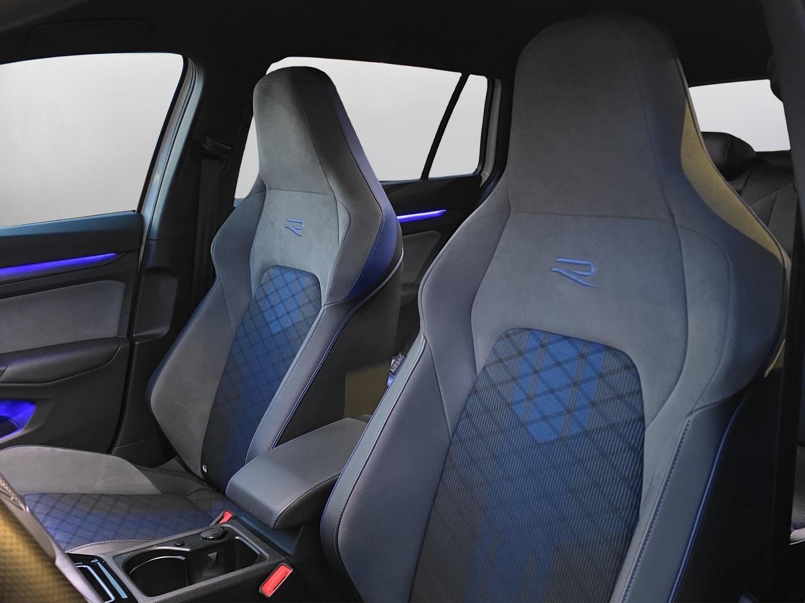 VW Golf Variant 2.0 TSI R DSG 4Motion-image-9