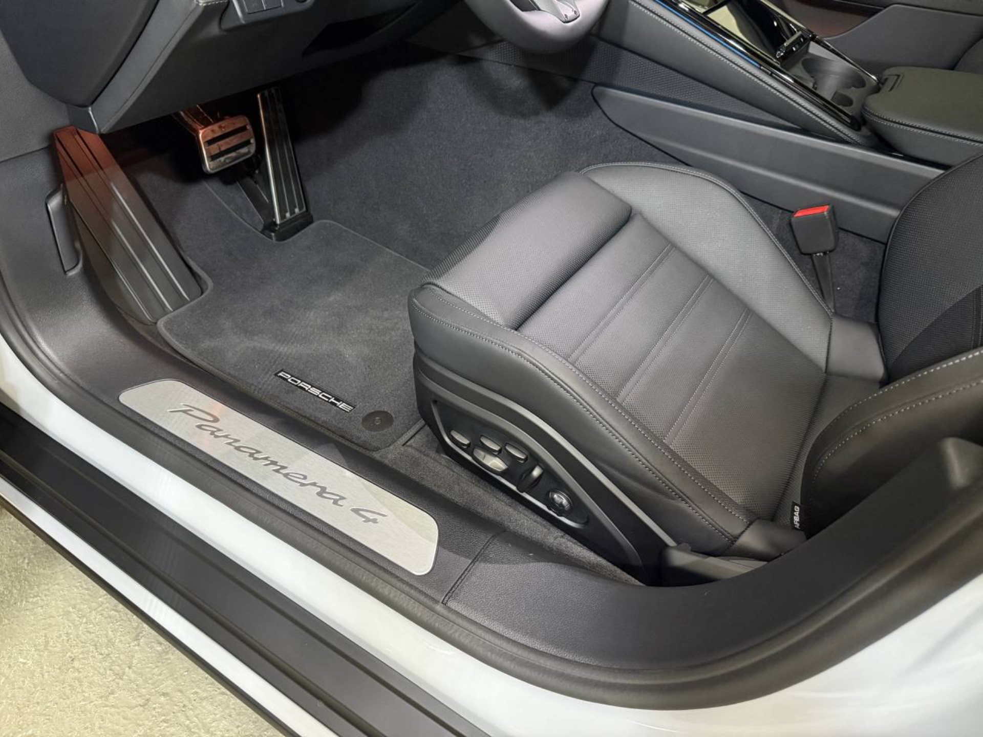 PORSCHE Panamera 4-image-22