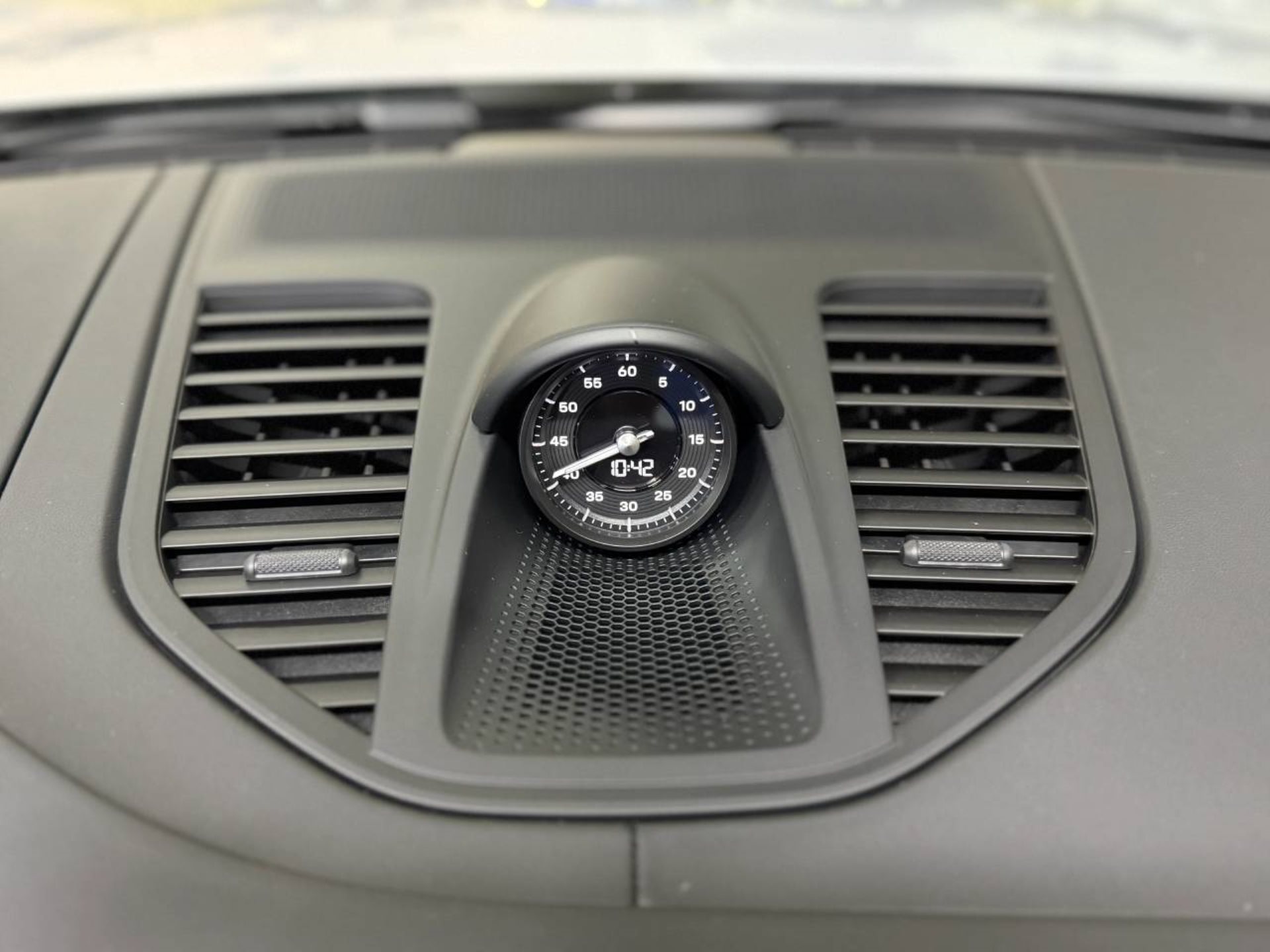 PORSCHE Panamera 4-image-24