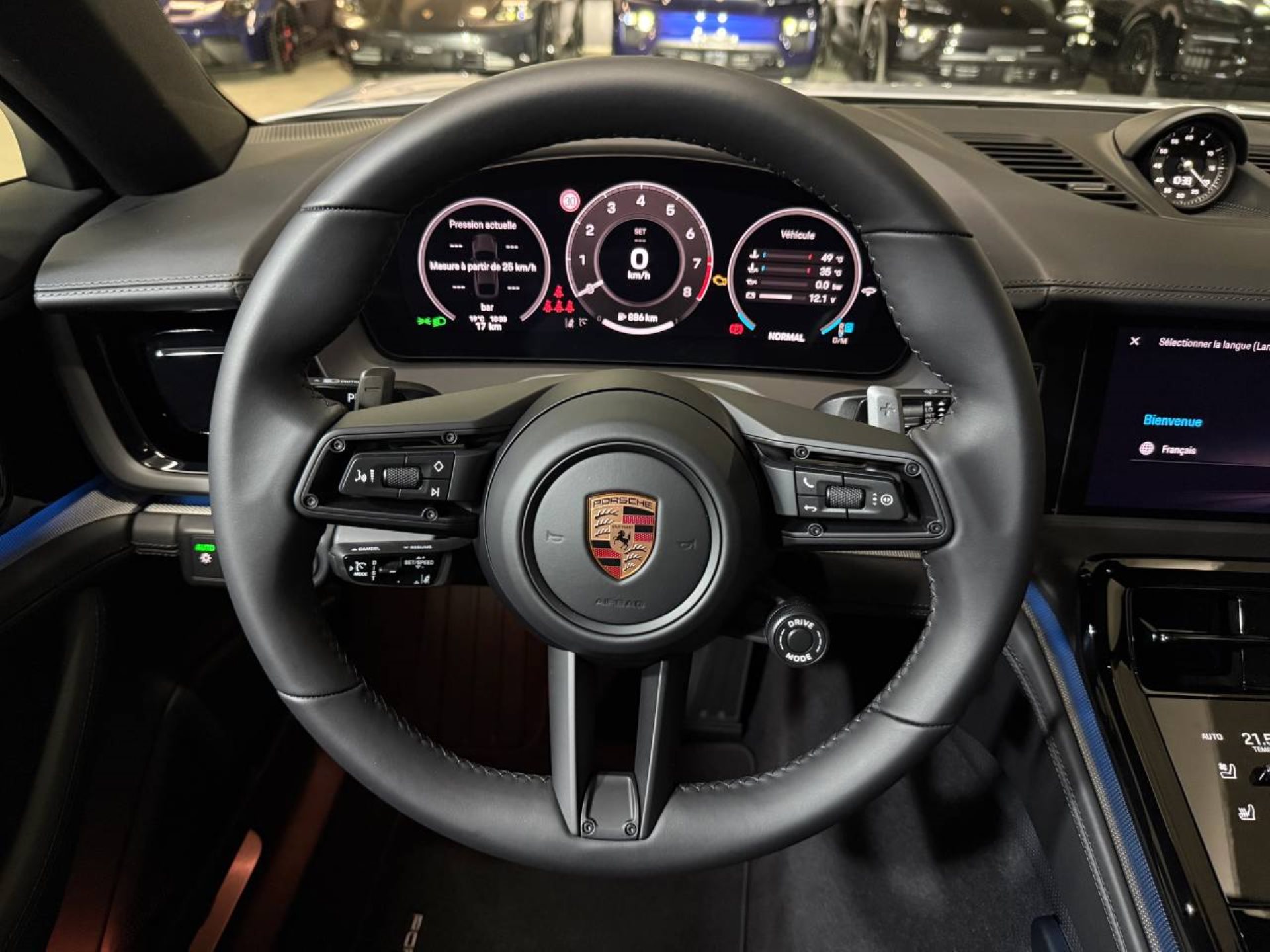 PORSCHE Panamera 4-image-10