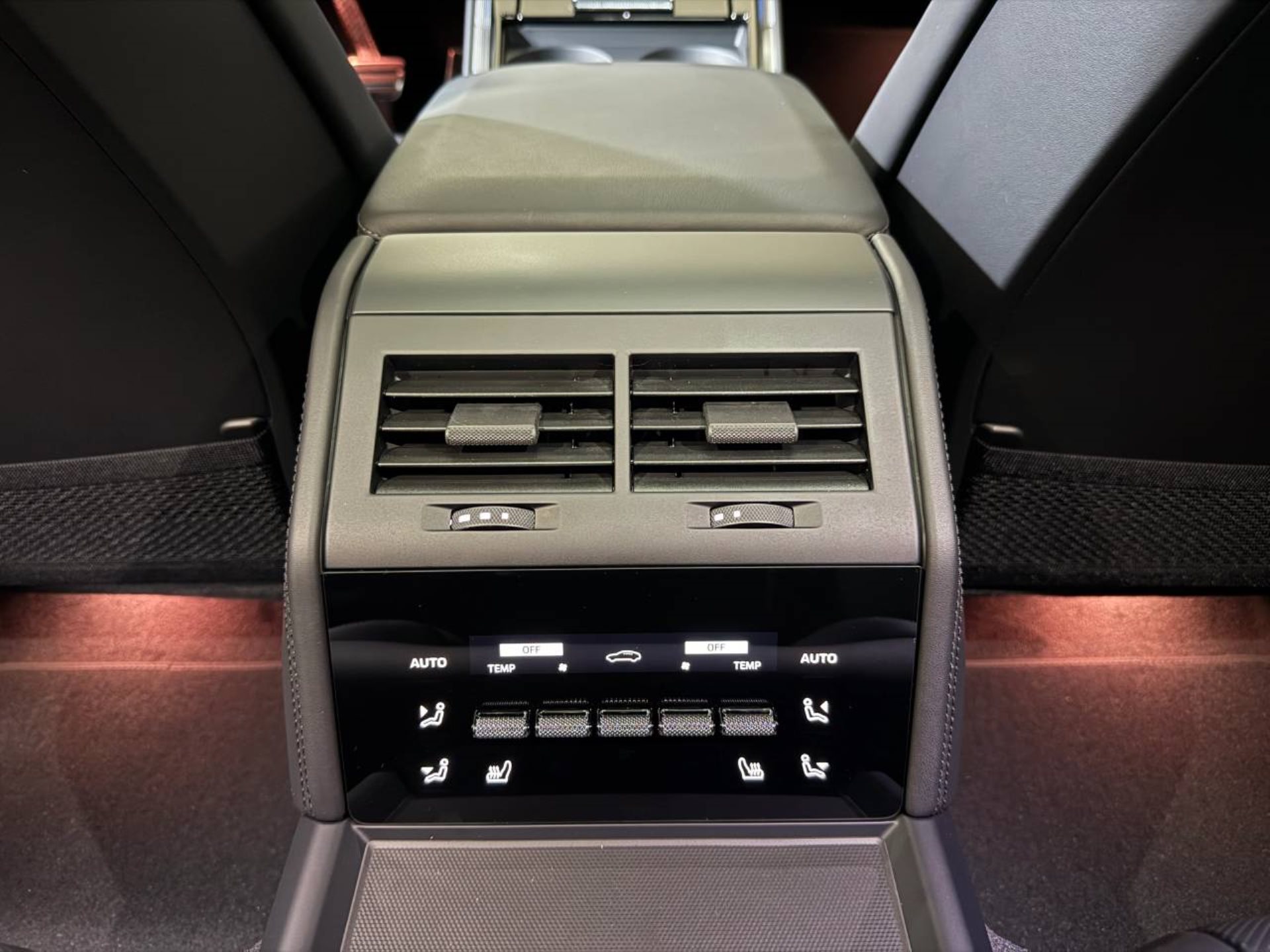 PORSCHE Panamera 4-image-17