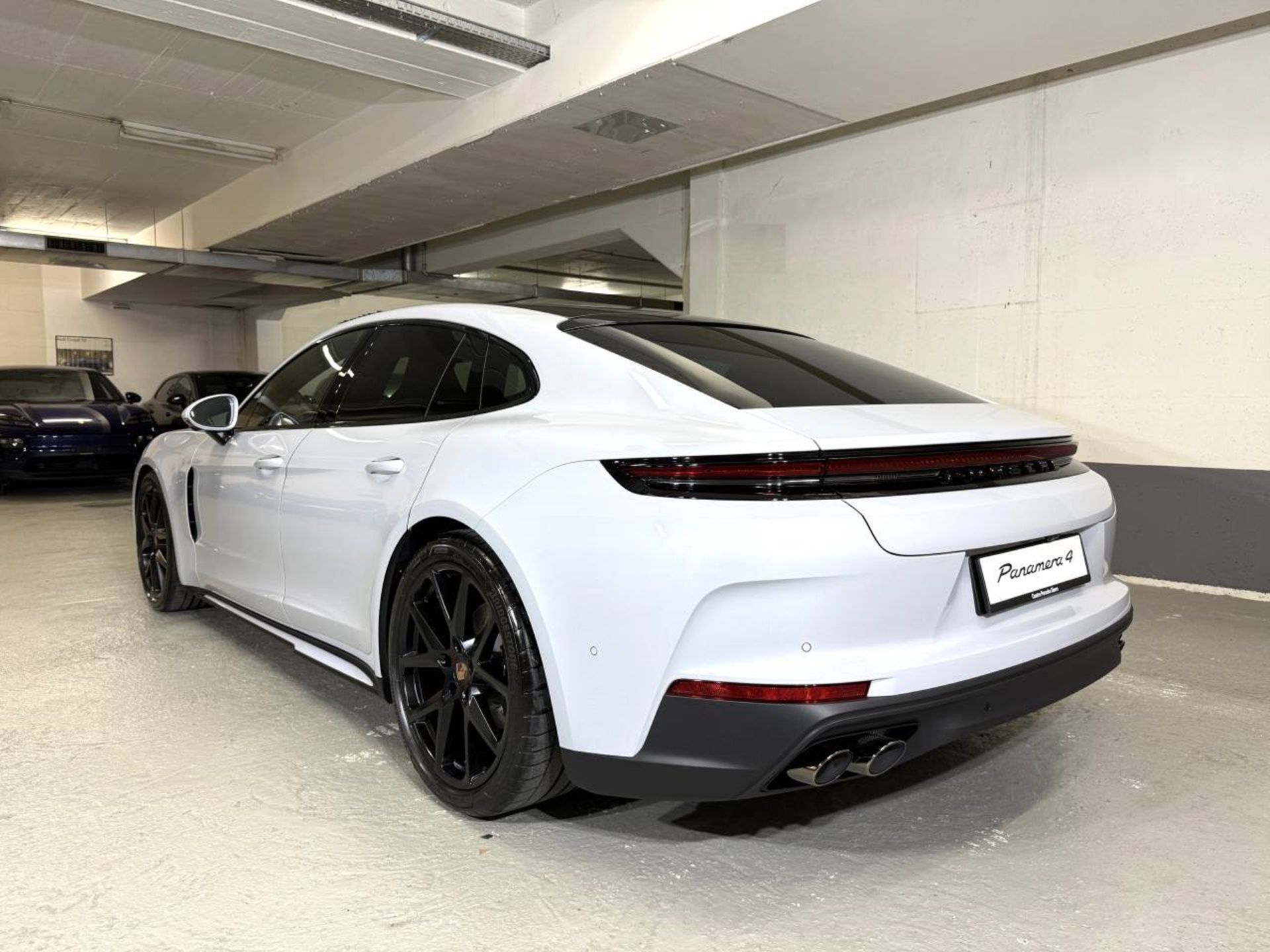 PORSCHE Panamera 4-image-2