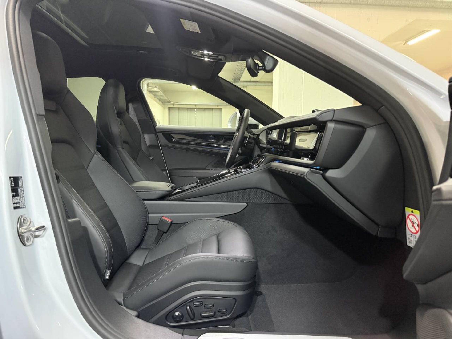 PORSCHE Panamera 4-image-15