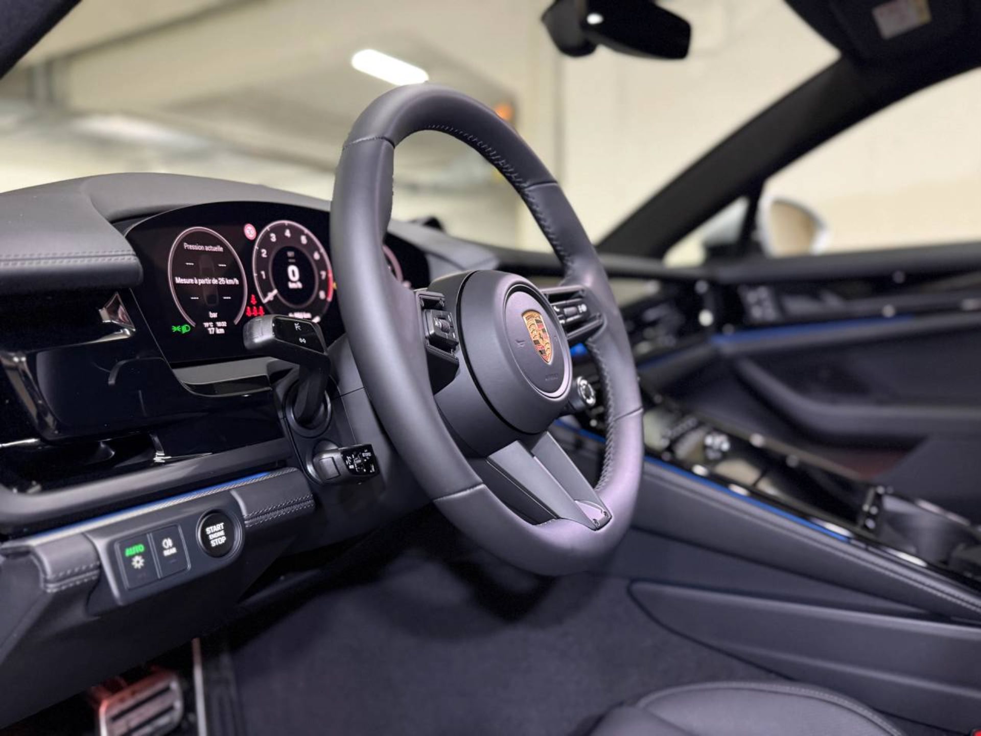 PORSCHE Panamera 4-image-12