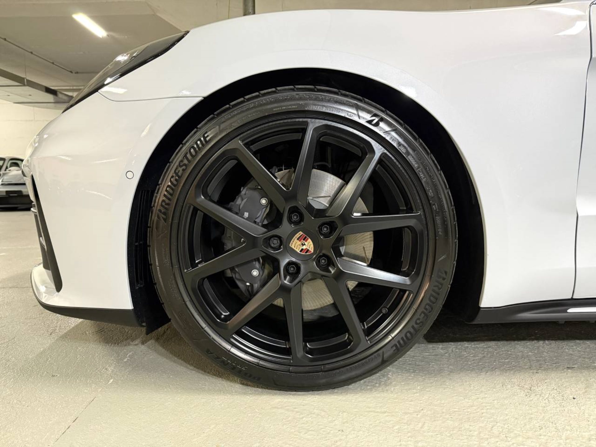 PORSCHE Panamera 4-image-9