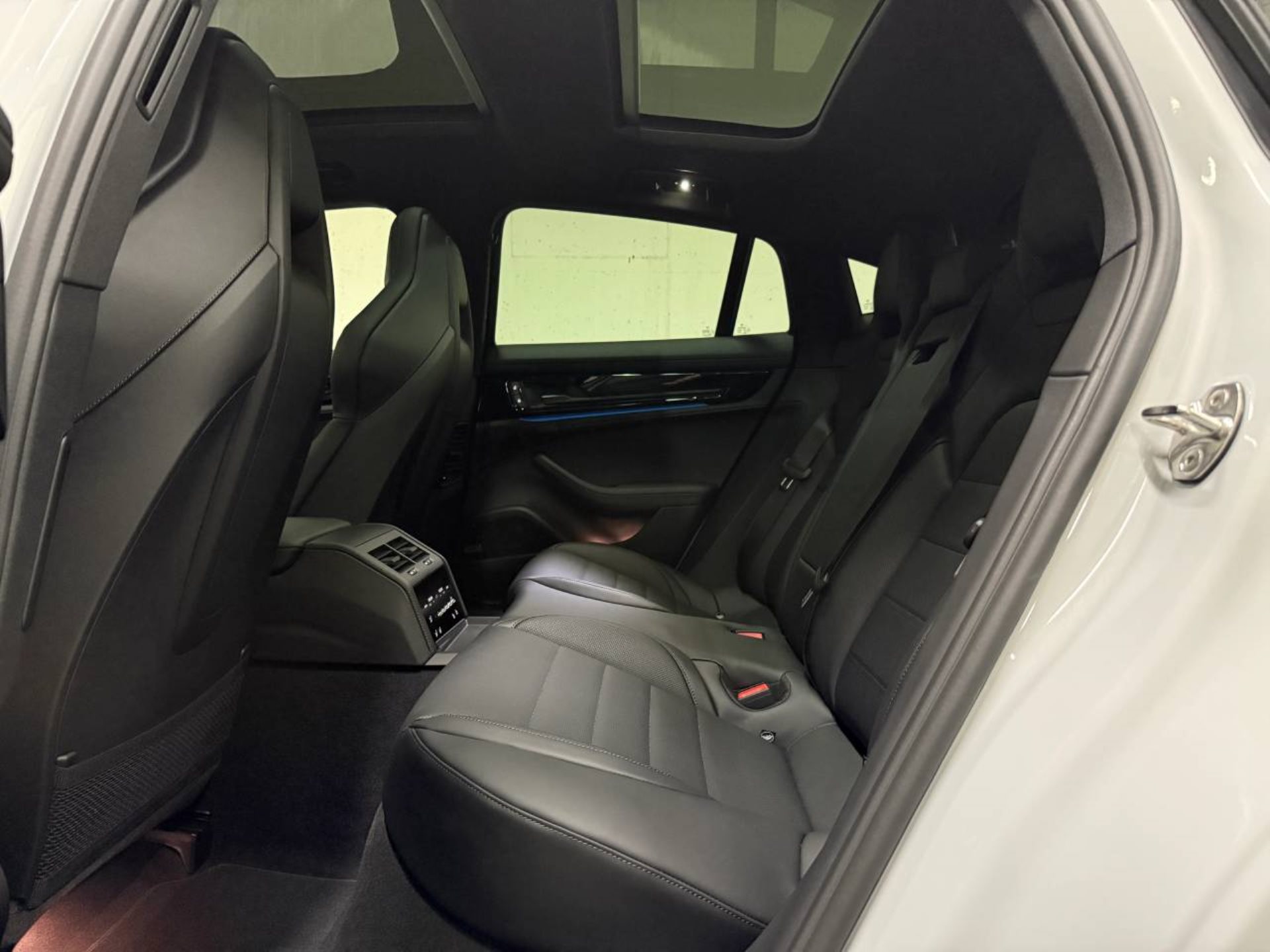 PORSCHE Panamera 4-image-18