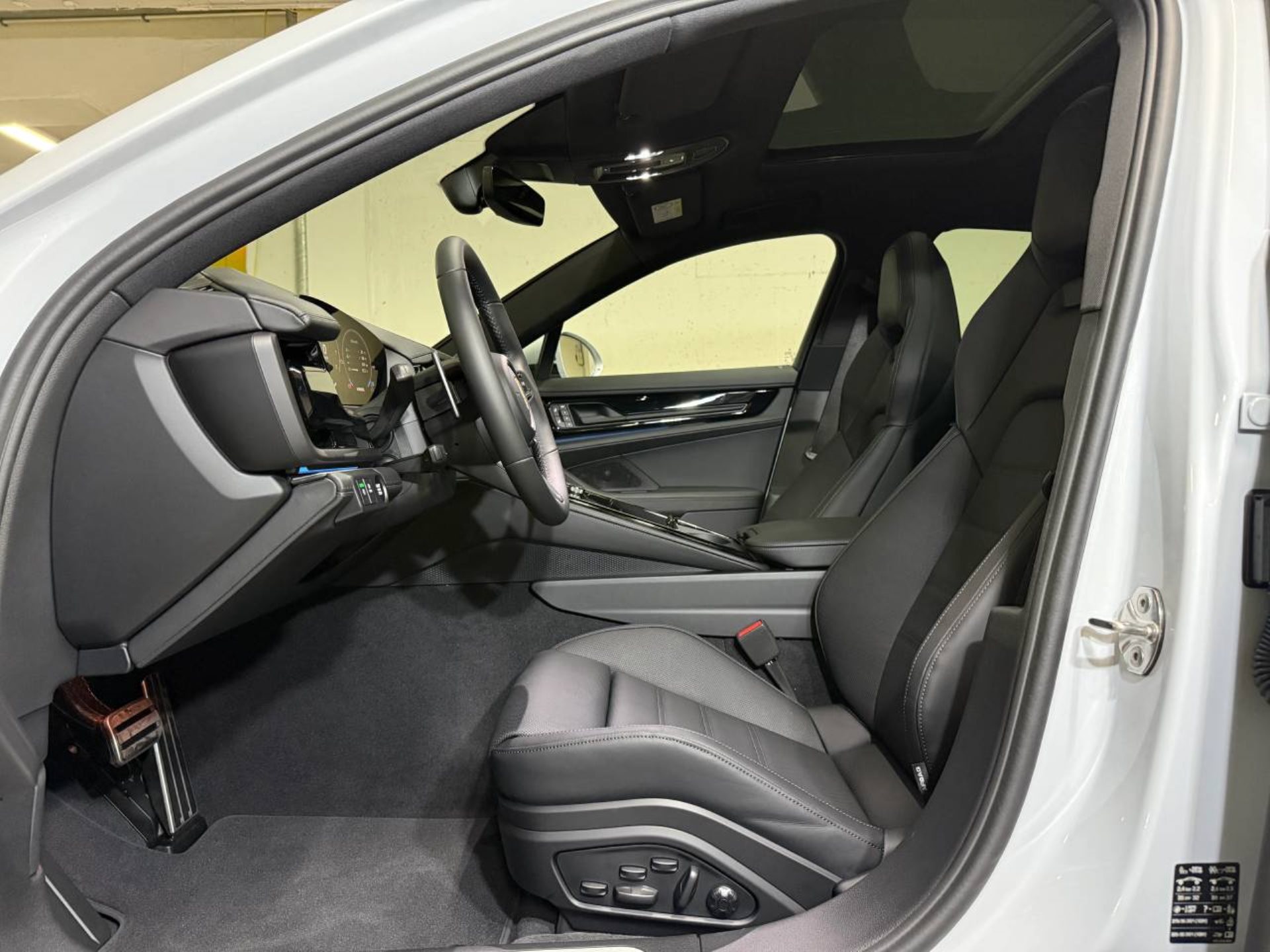 PORSCHE Panamera 4-image-11