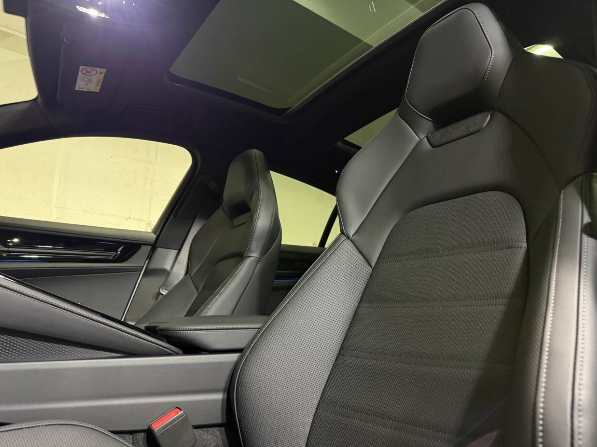 PORSCHE Panamera 4-image-4