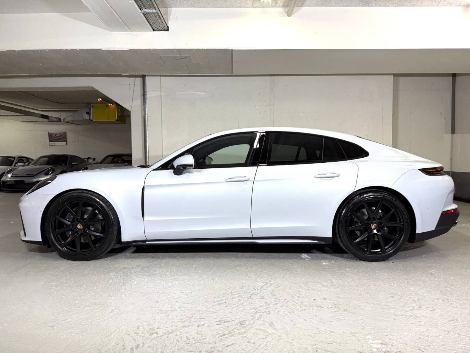 PORSCHE Panamera 4-image-1