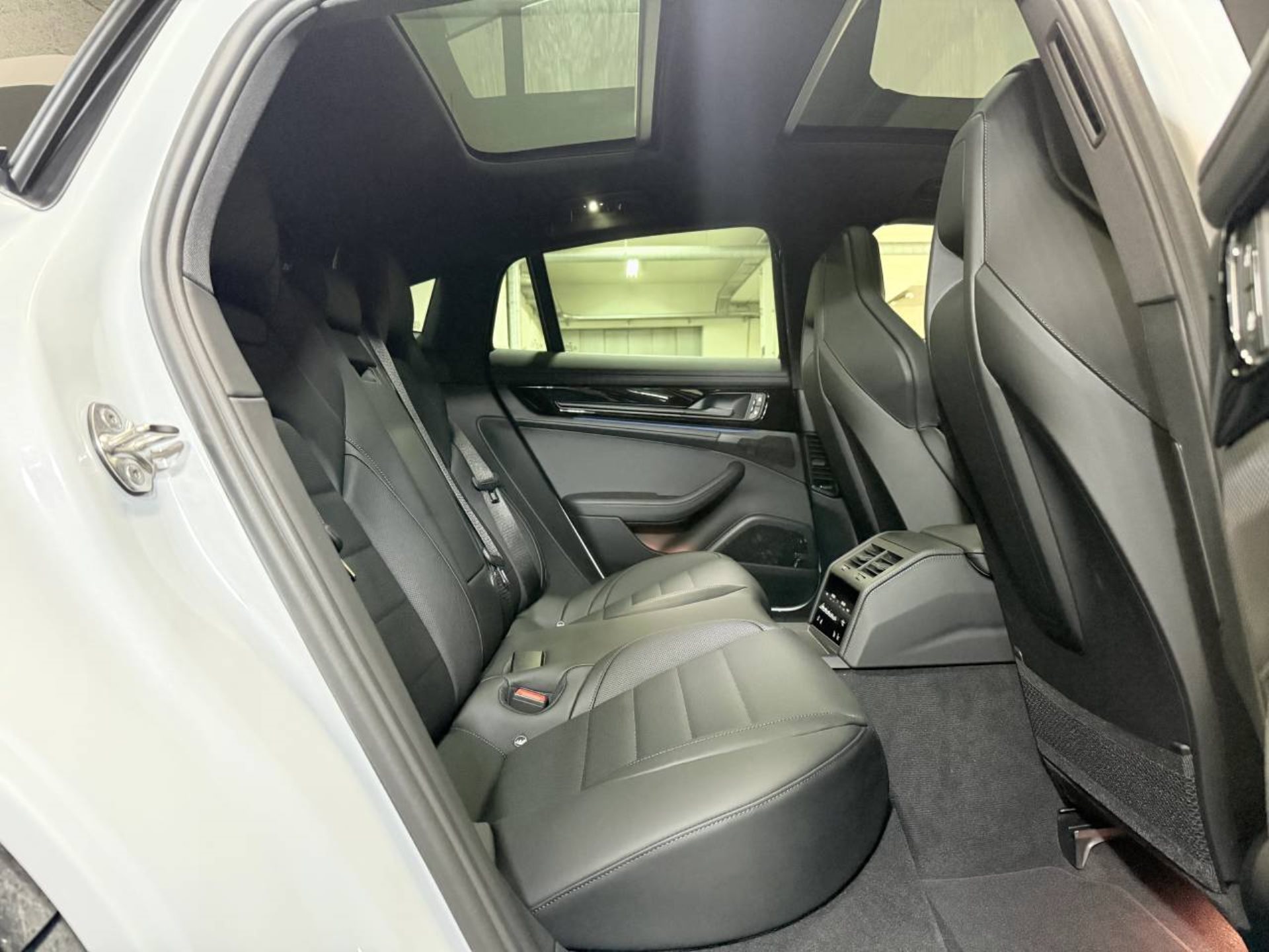 PORSCHE Panamera 4-image-16