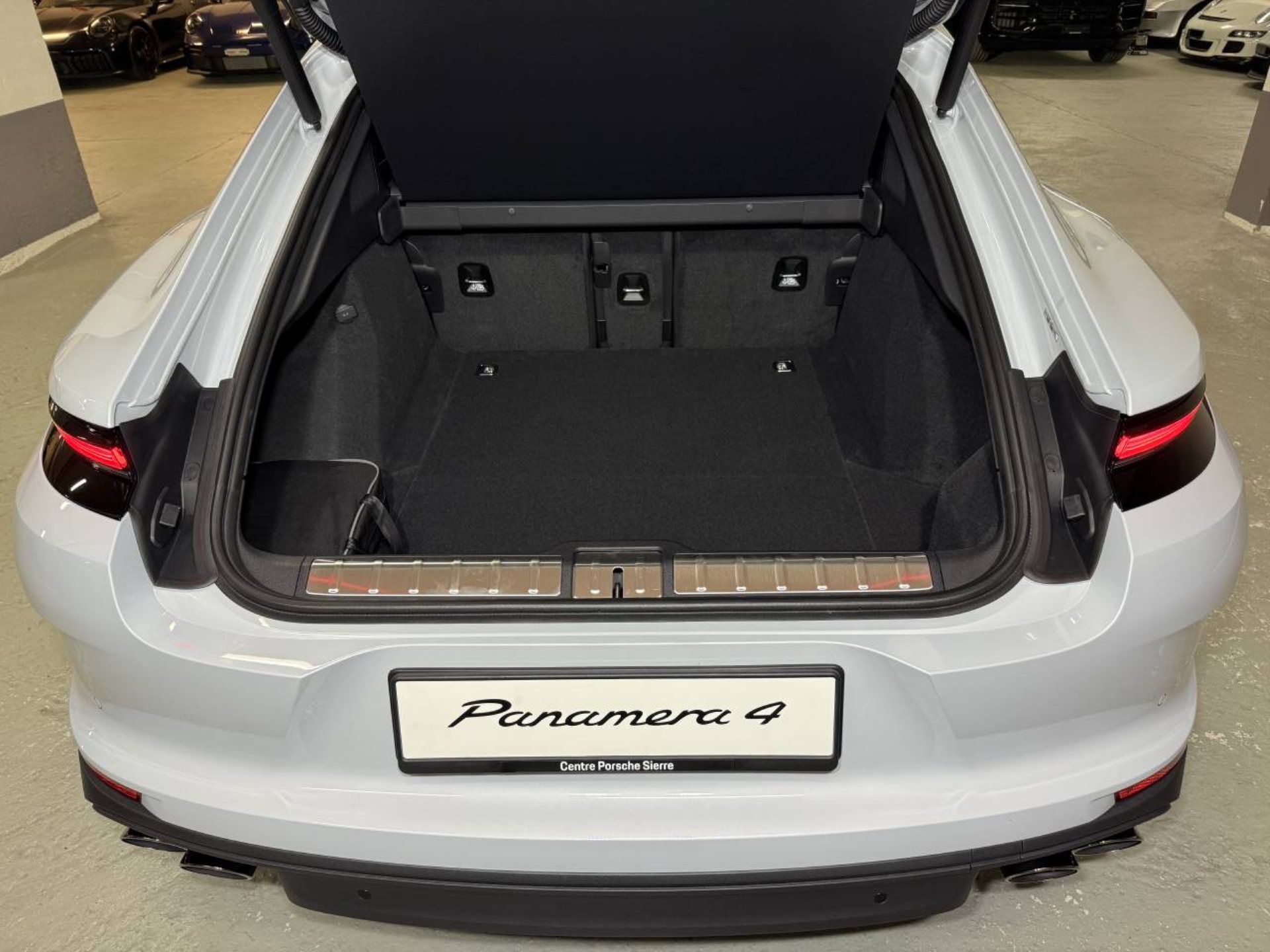 PORSCHE Panamera 4-image-19