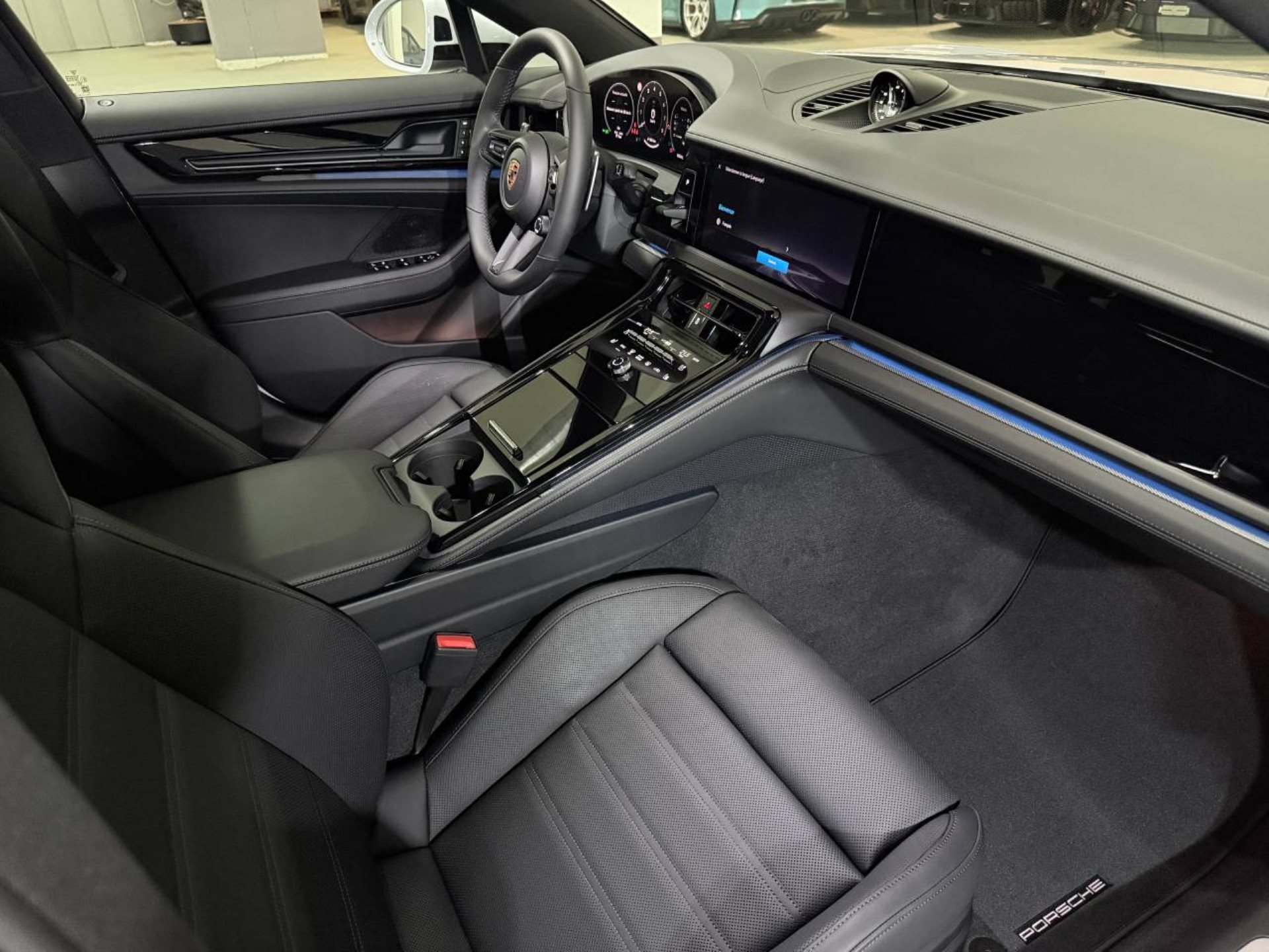 PORSCHE Panamera 4-image-14