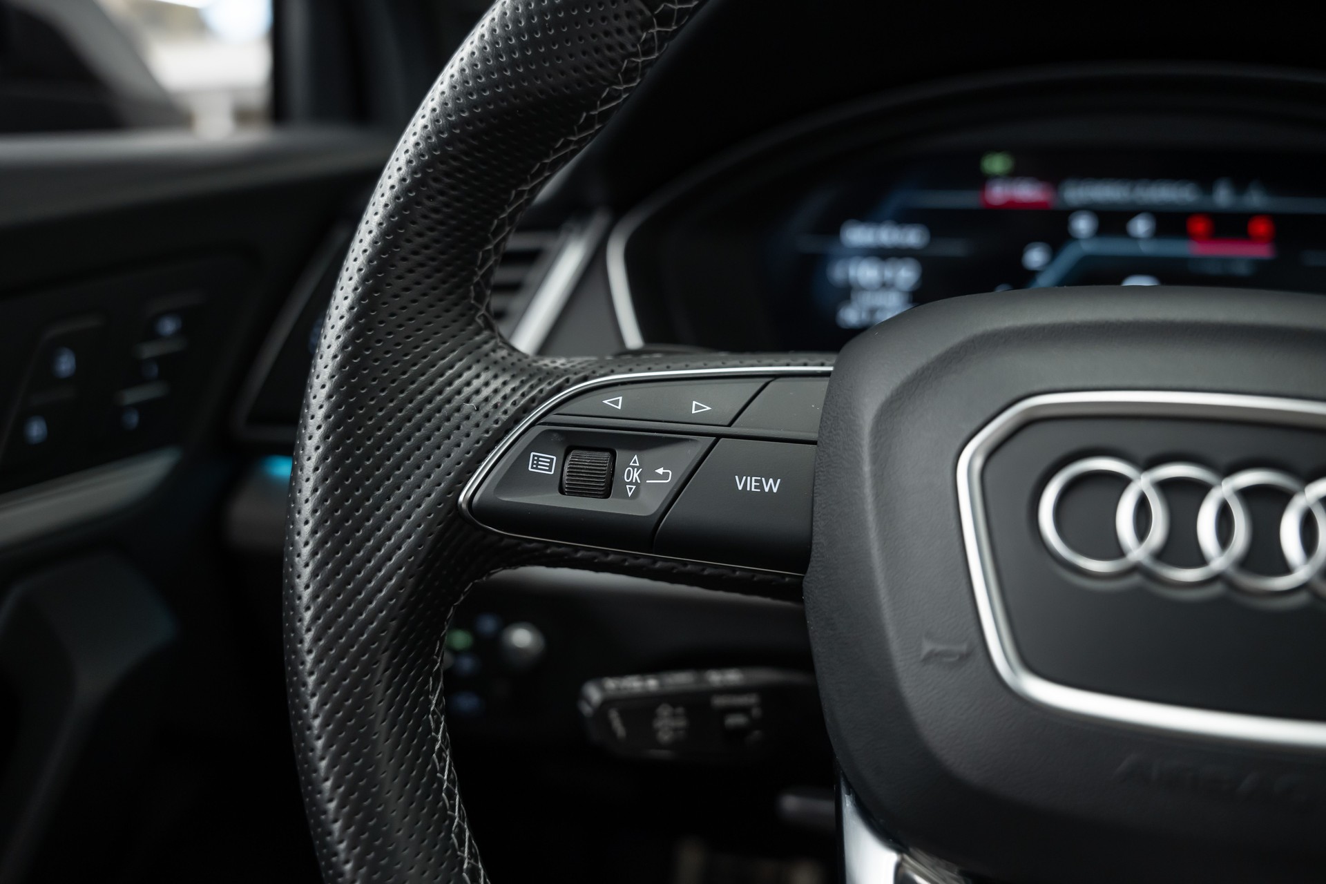 AUDI Q5 40 TDI S LINE Black Edition quattro S-tronic-image-21