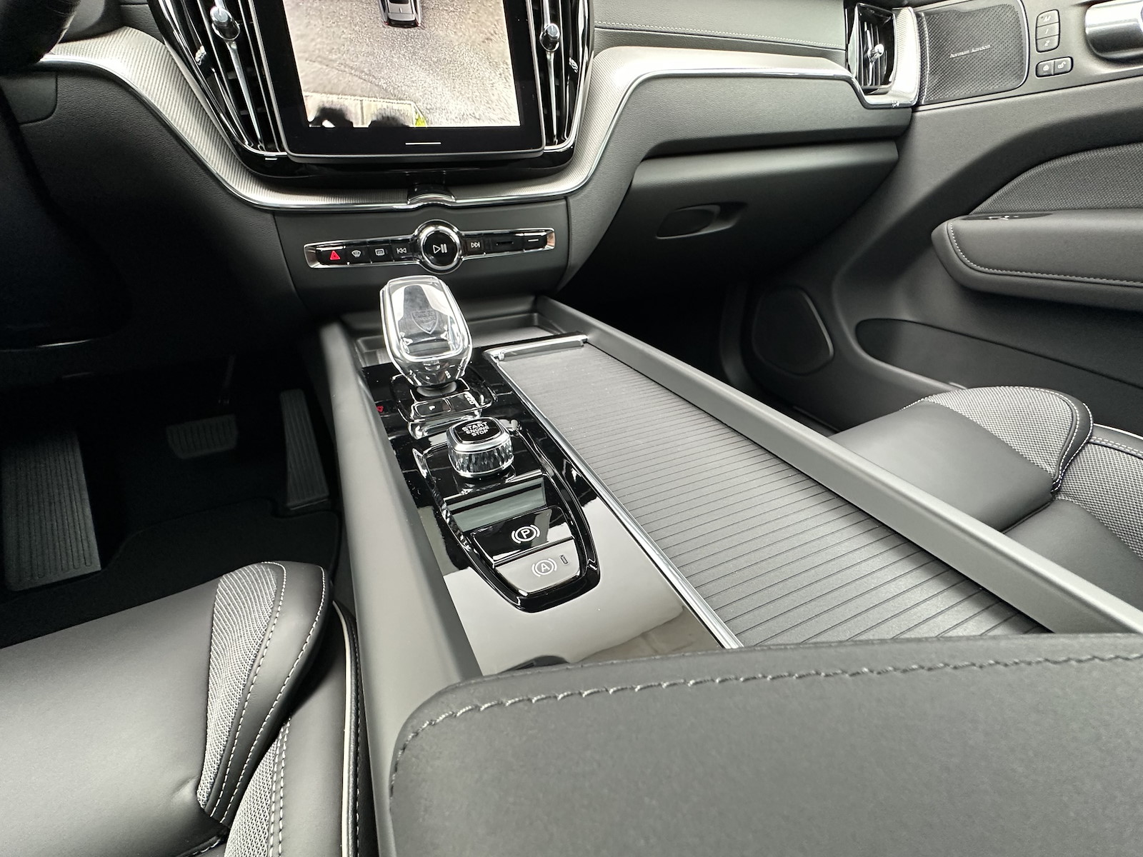 VOLVO XC60 2.0 B5 MH Black Edition AWD-image-10