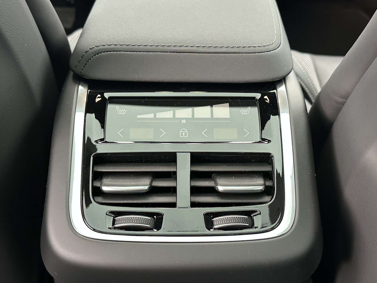 VOLVO XC60 2.0 B5 MH Black Edition AWD-image-14
