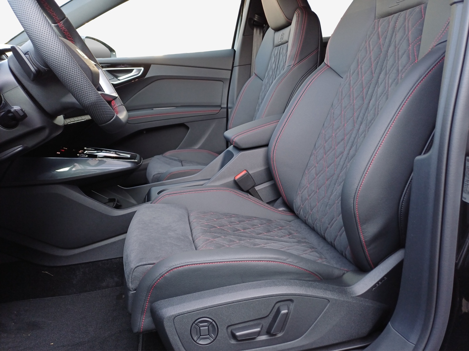 AUDI Q4 e-tron 45 Edition Swiss Ski quattro-image-7