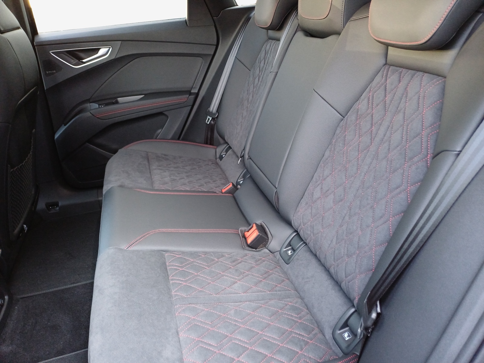 AUDI Q4 e-tron 45 Edition Swiss Ski quattro-image-11