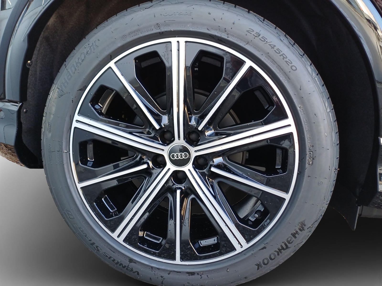 AUDI Q4 e-tron 45 Edition Swiss Ski quattro-image-14