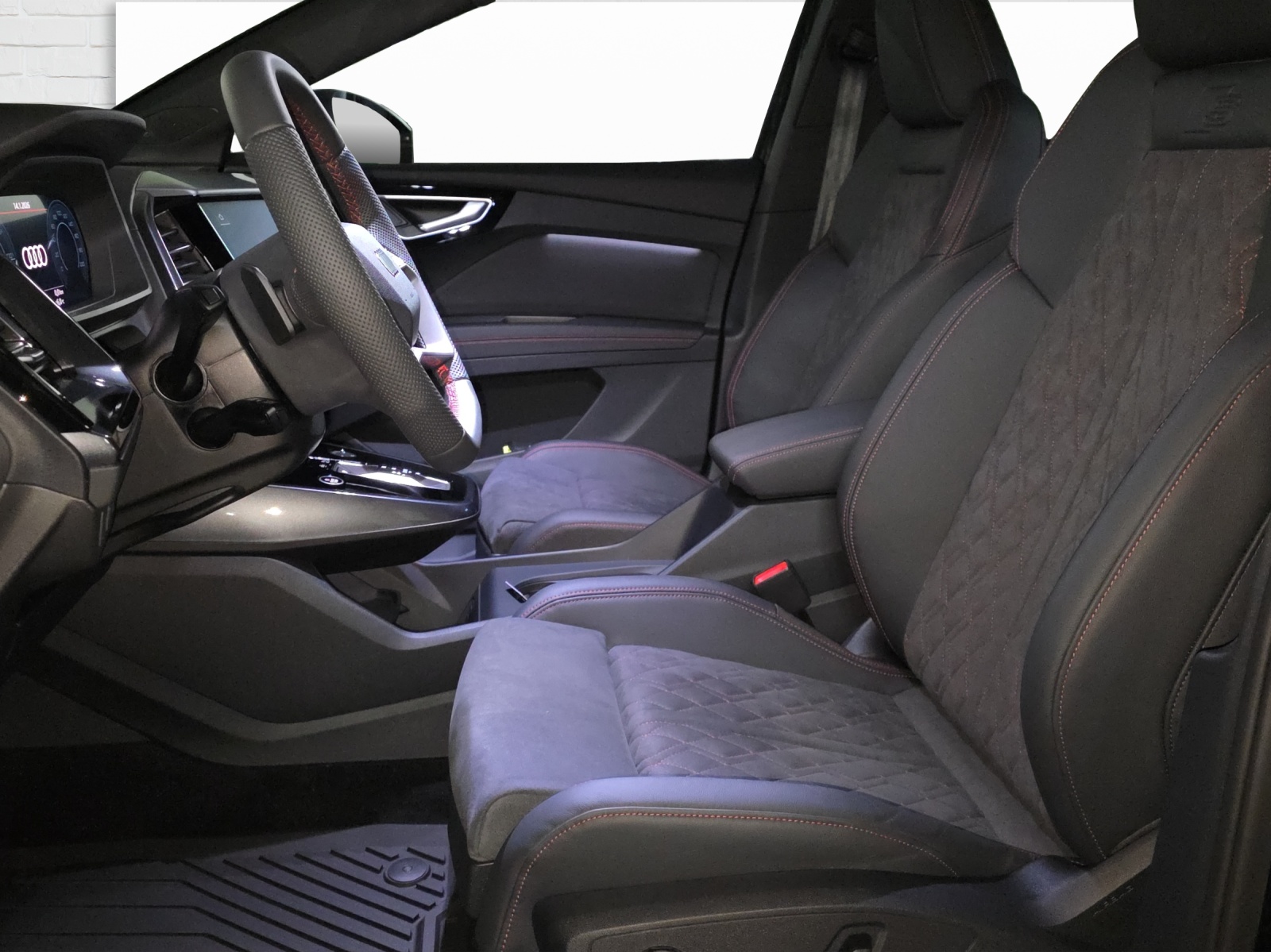 AUDI Q4 e-tron 45 Edition Swiss Ski quattro-image-4