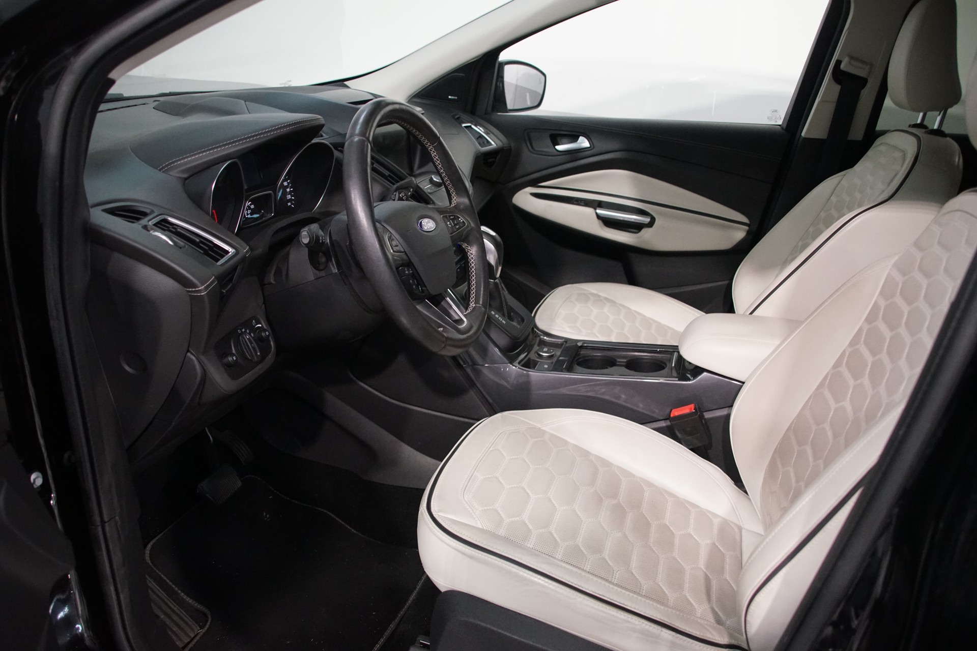 FORD Kuga 2.0 TDCi Vignale 4WD PowerShift-image-11