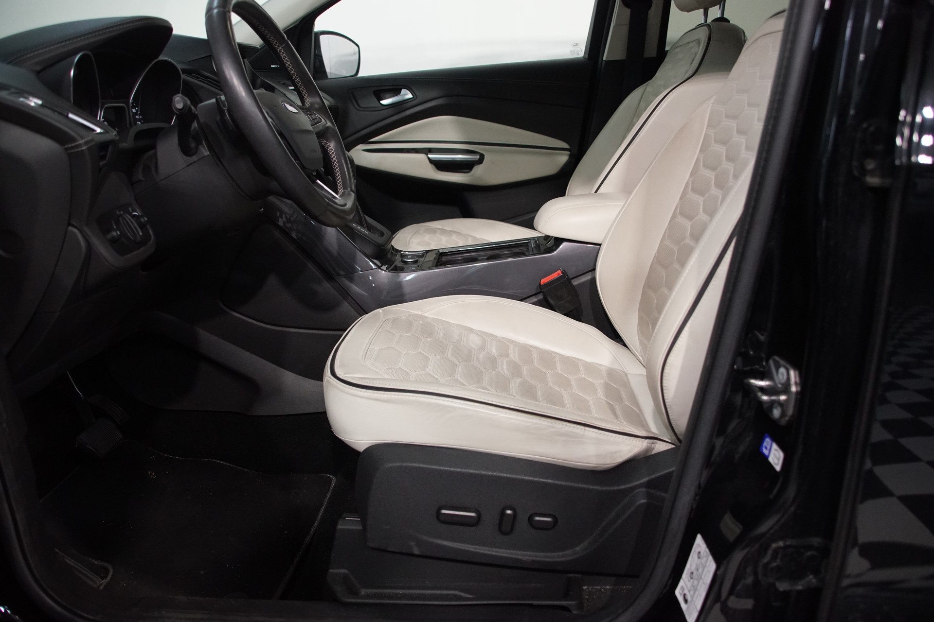 FORD Kuga 2.0 TDCi Vignale 4WD PowerShift-image-13