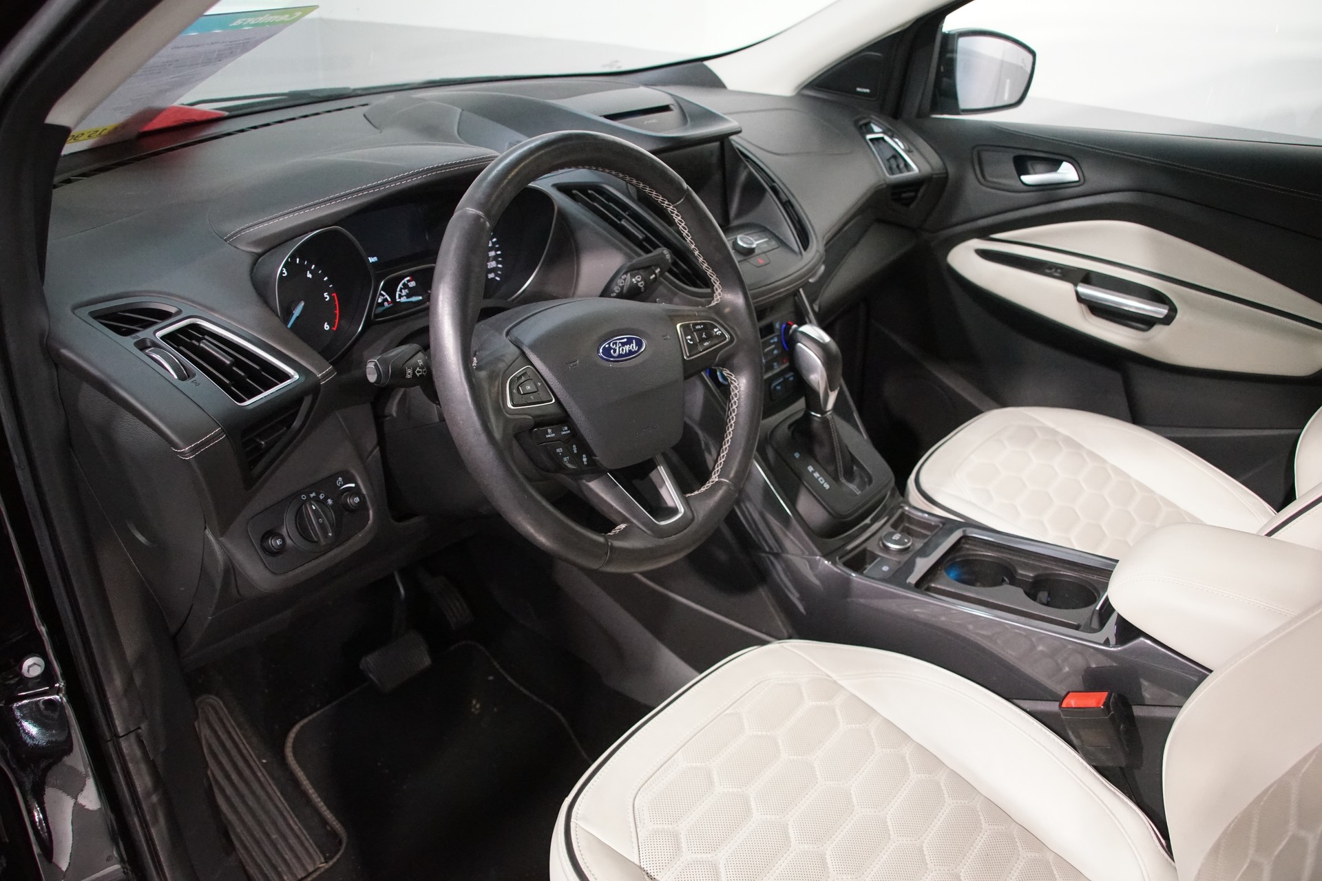 FORD Kuga 2.0 TDCi Vignale 4WD PowerShift-image-10