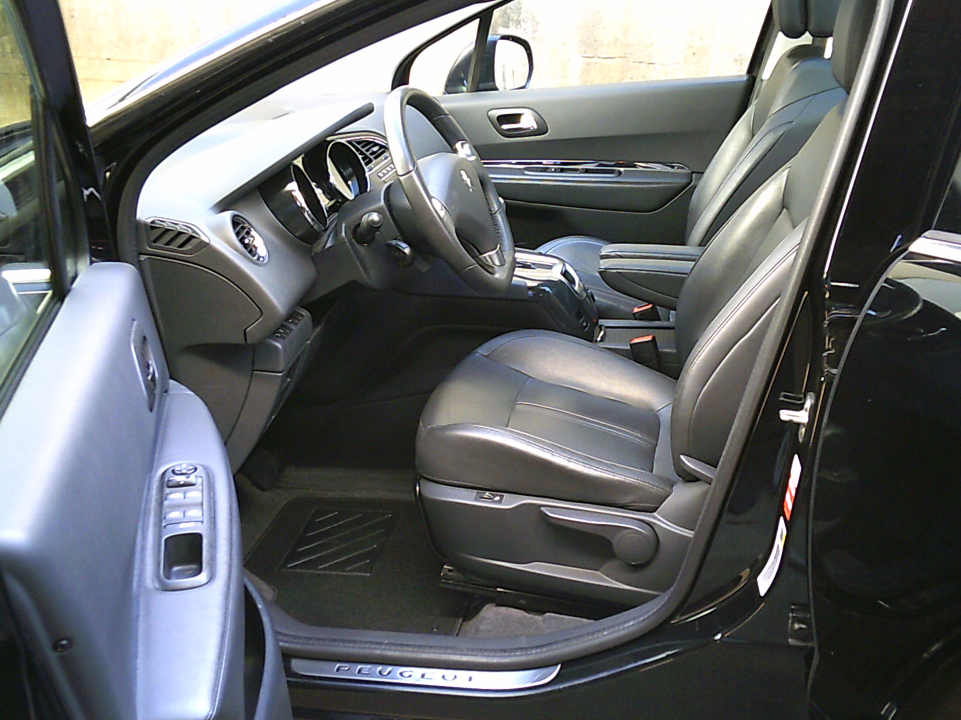 PEUGEOT 5008 2.0 HDI Allure Automatic-image-7