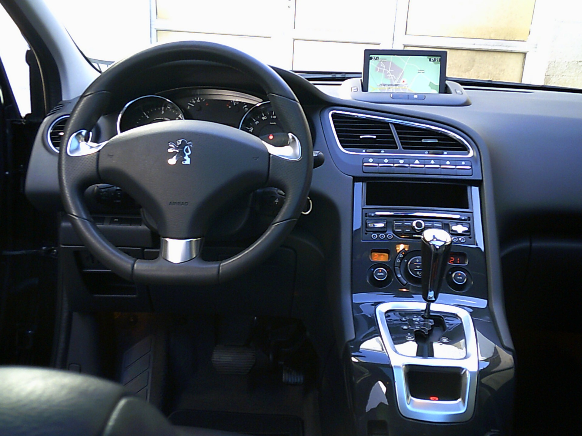 PEUGEOT 5008 2.0 HDI Allure Automatic-image-9