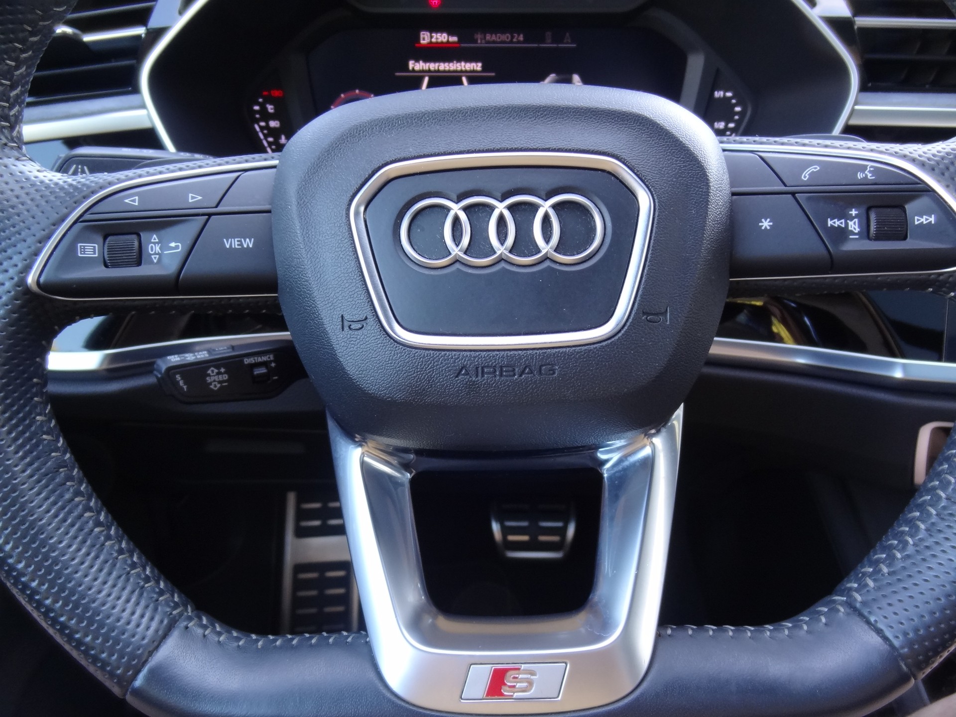 AUDI Q3 45 TFSI S line quattro S-tronic-image-17