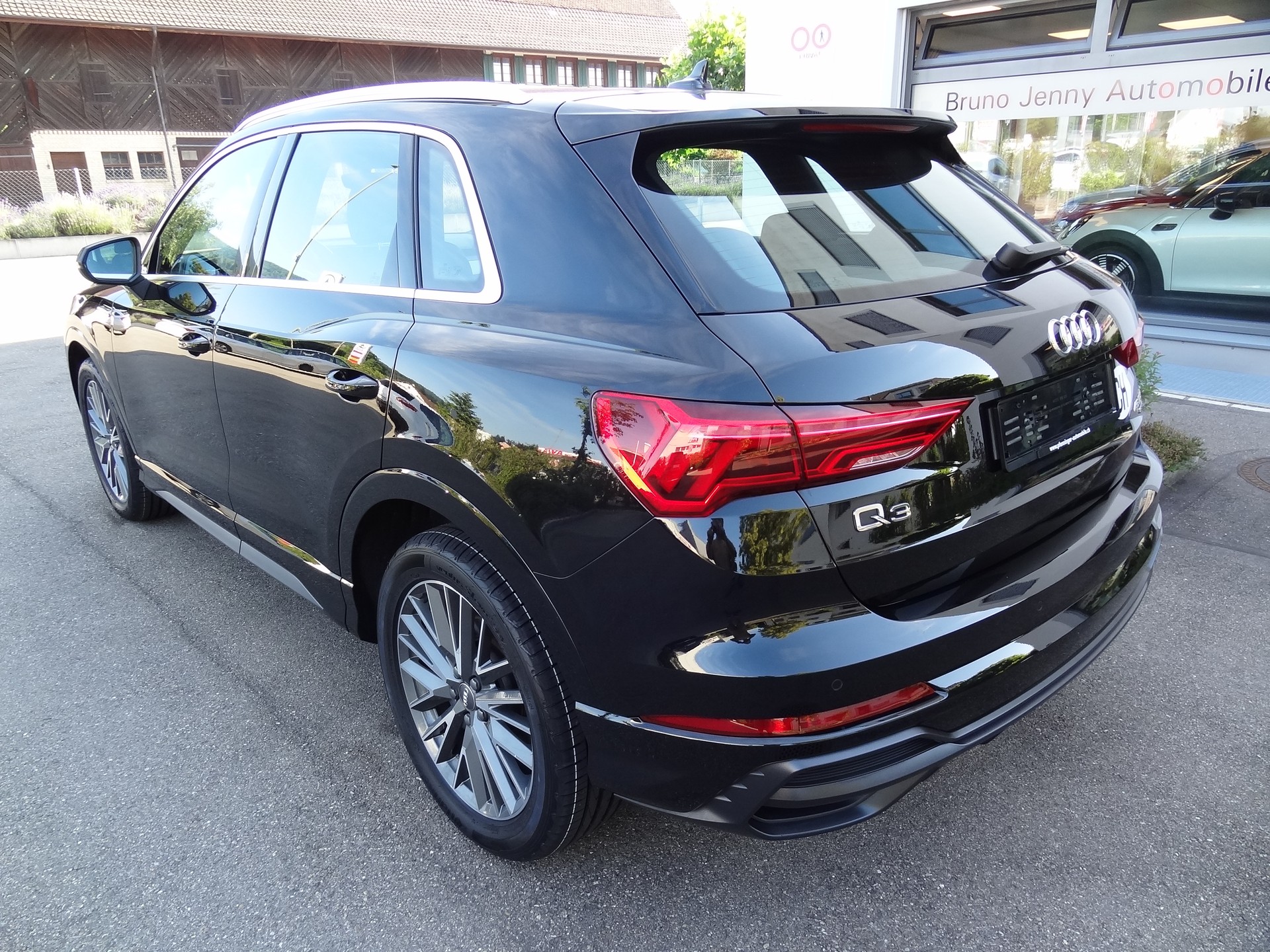 AUDI Q3 45 TFSI S line quattro S-tronic-image-3