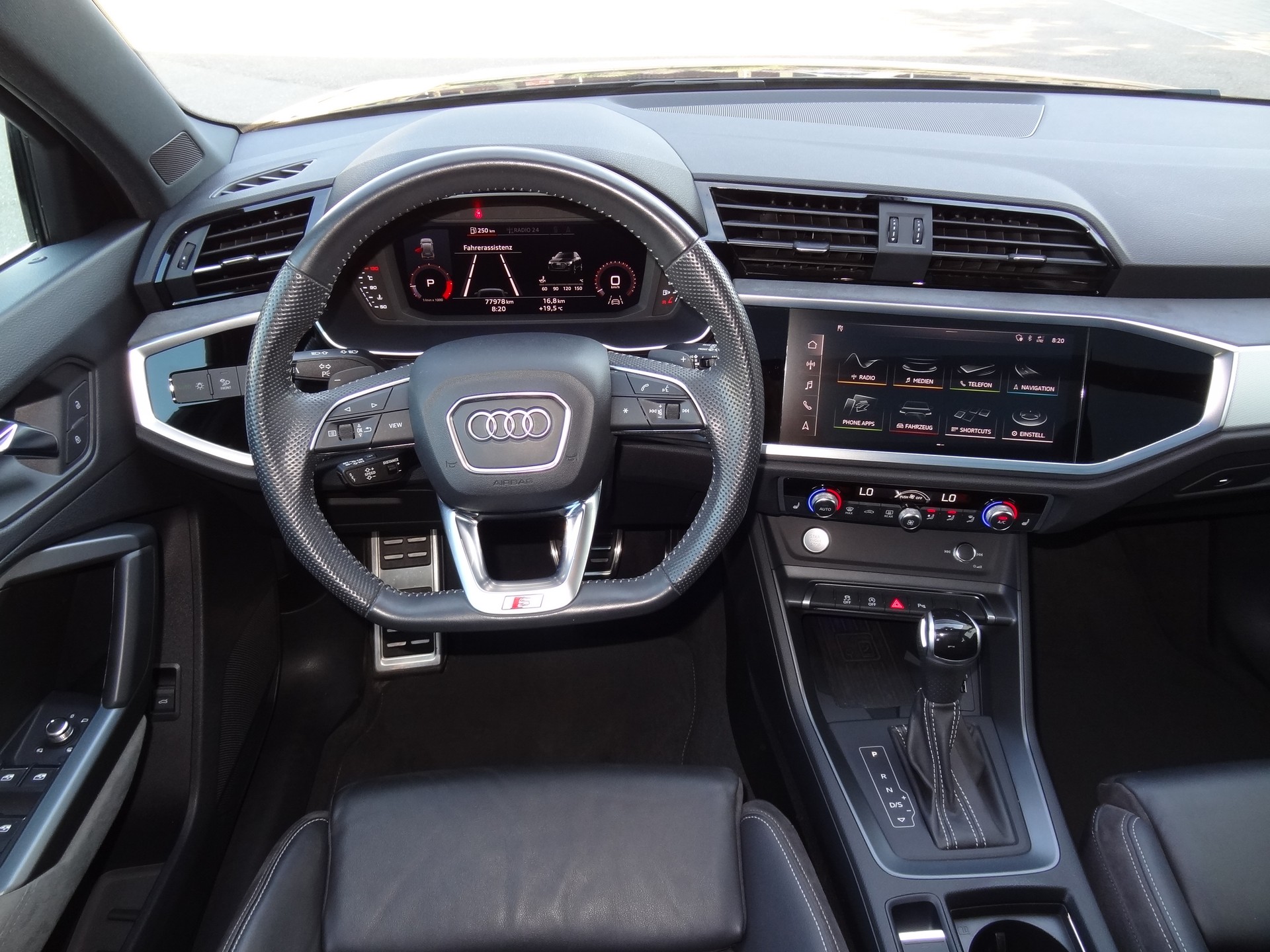 AUDI Q3 45 TFSI S line quattro S-tronic-image-15